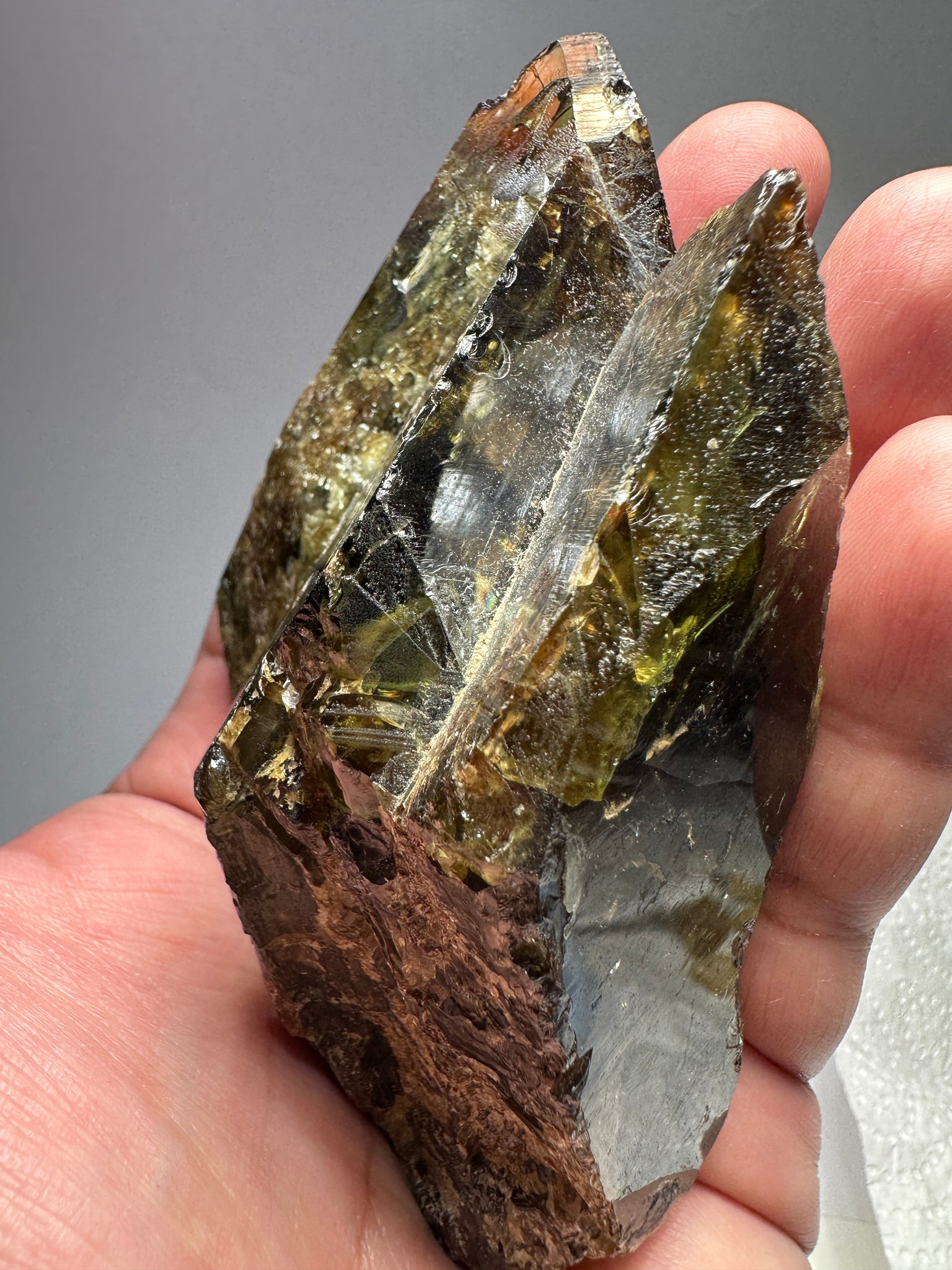 363.20Gm / 1816Ct Tanzanian Chrome Sphene Crystal. Unheated Untreated. 119Mm X 68.50Mm 44.00Mm