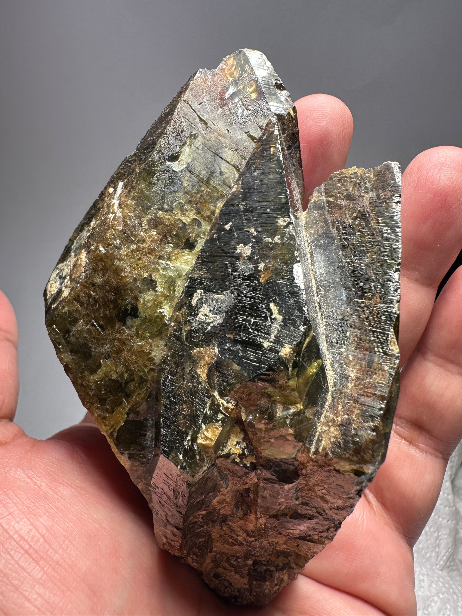 363.20Gm / 1816Ct Tanzanian Chrome Sphene Crystal. Unheated Untreated. 119Mm X 68.50Mm 44.00Mm