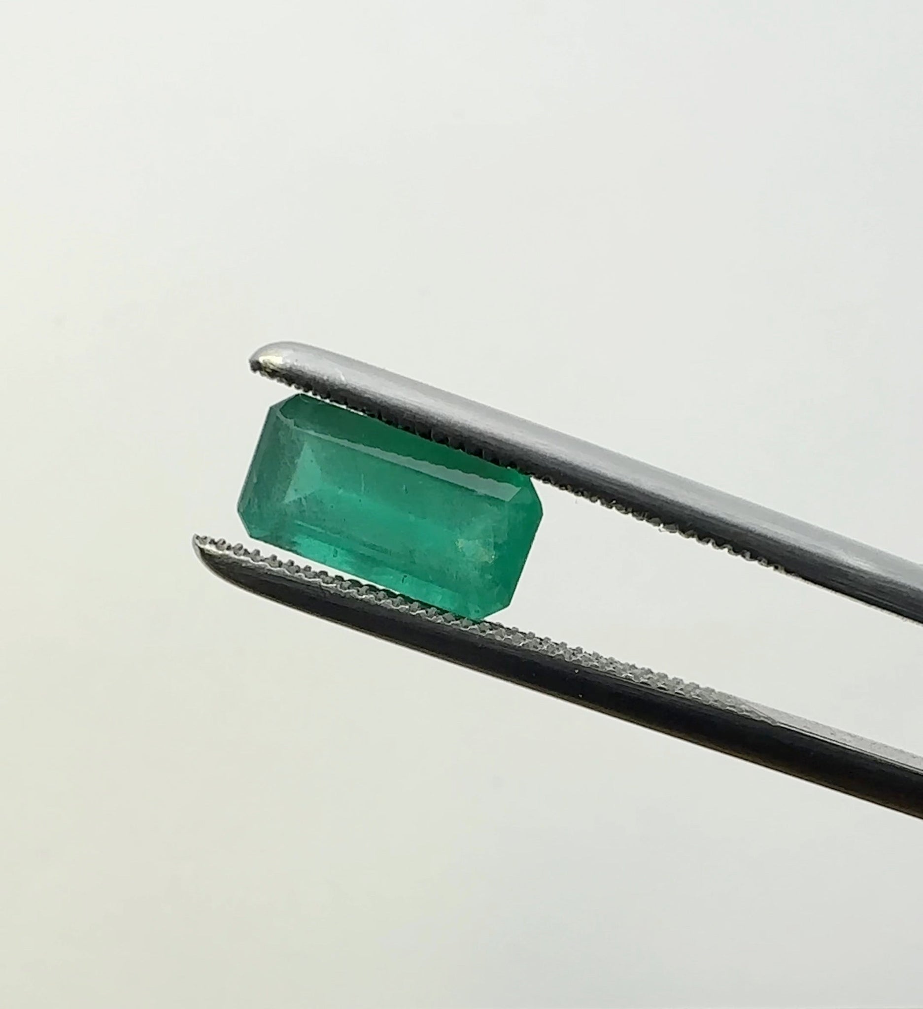 1.09Ct Emerald Tanzania No Oil Untreated Unheated. Photos And Vids In Different Lights See How It