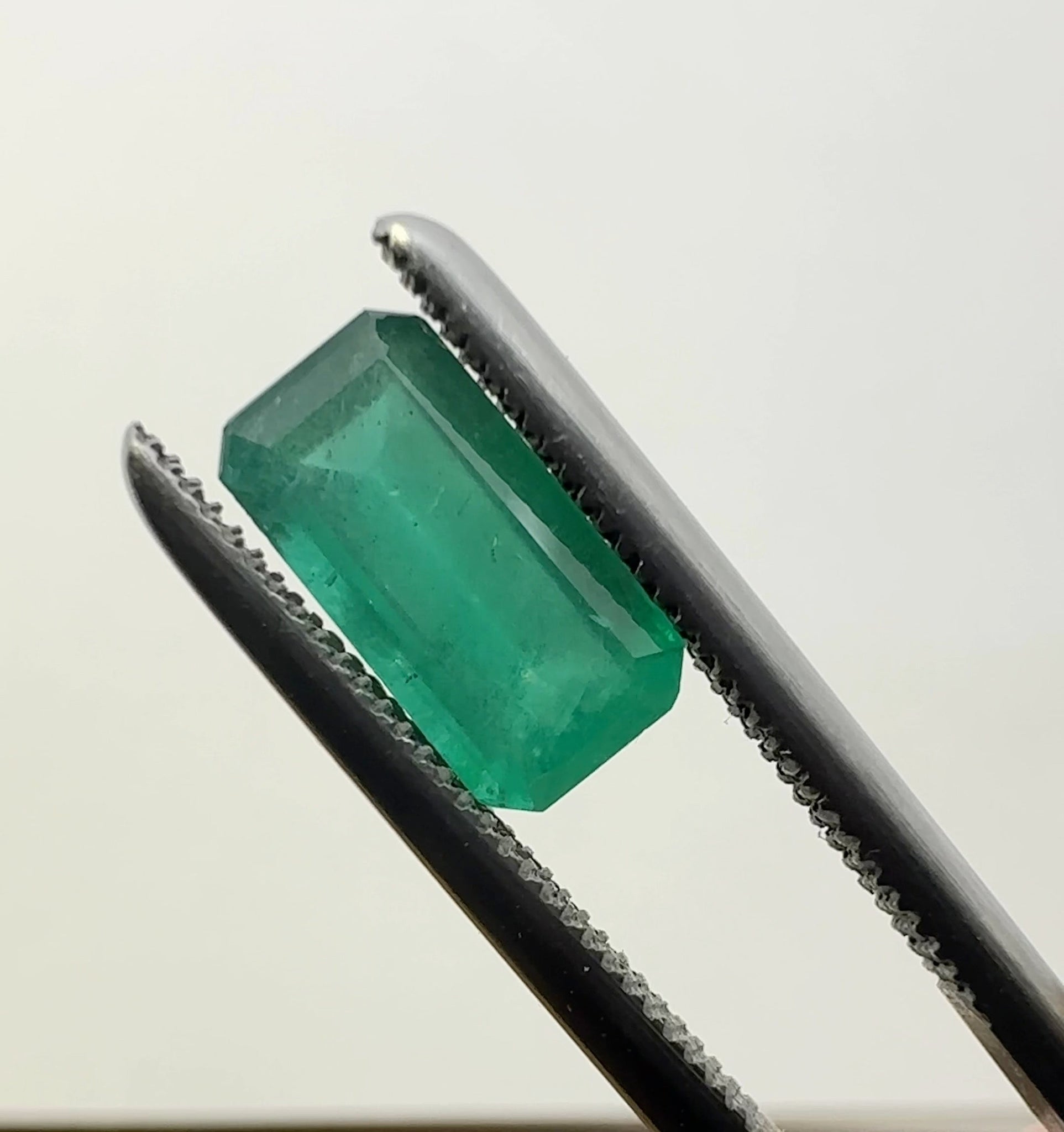 1.09Ct Emerald Tanzania No Oil Untreated Unheated. Photos And Vids In Different Lights See How It