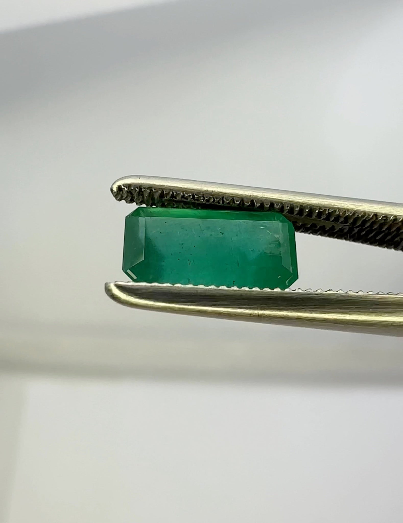 1.09Ct Emerald Tanzania No Oil Untreated Unheated. Photos And Vids In Different Lights See How It