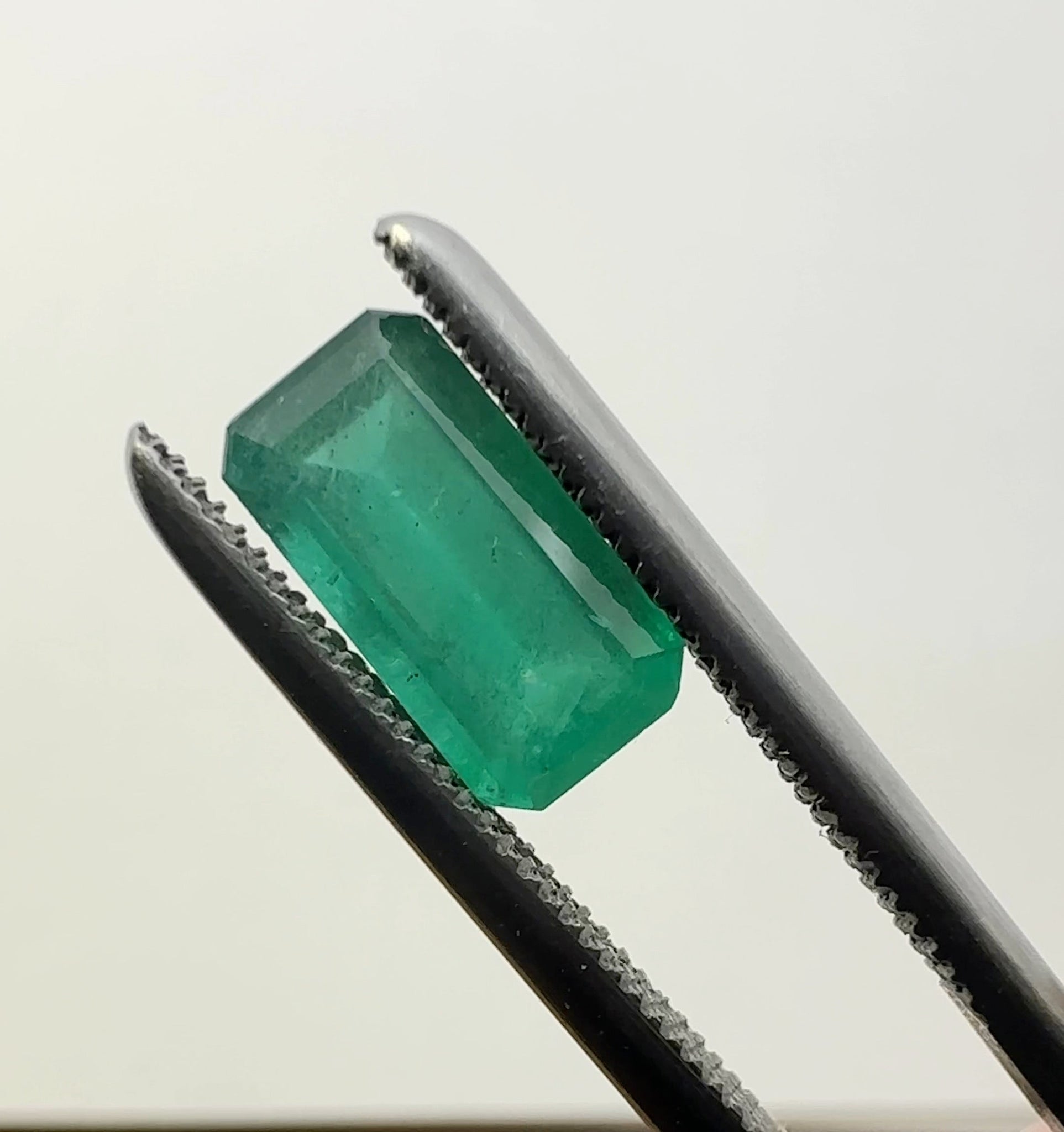 1.09Ct Emerald Tanzania No Oil Untreated Unheated. Photos And Vids In Different Lights See How It