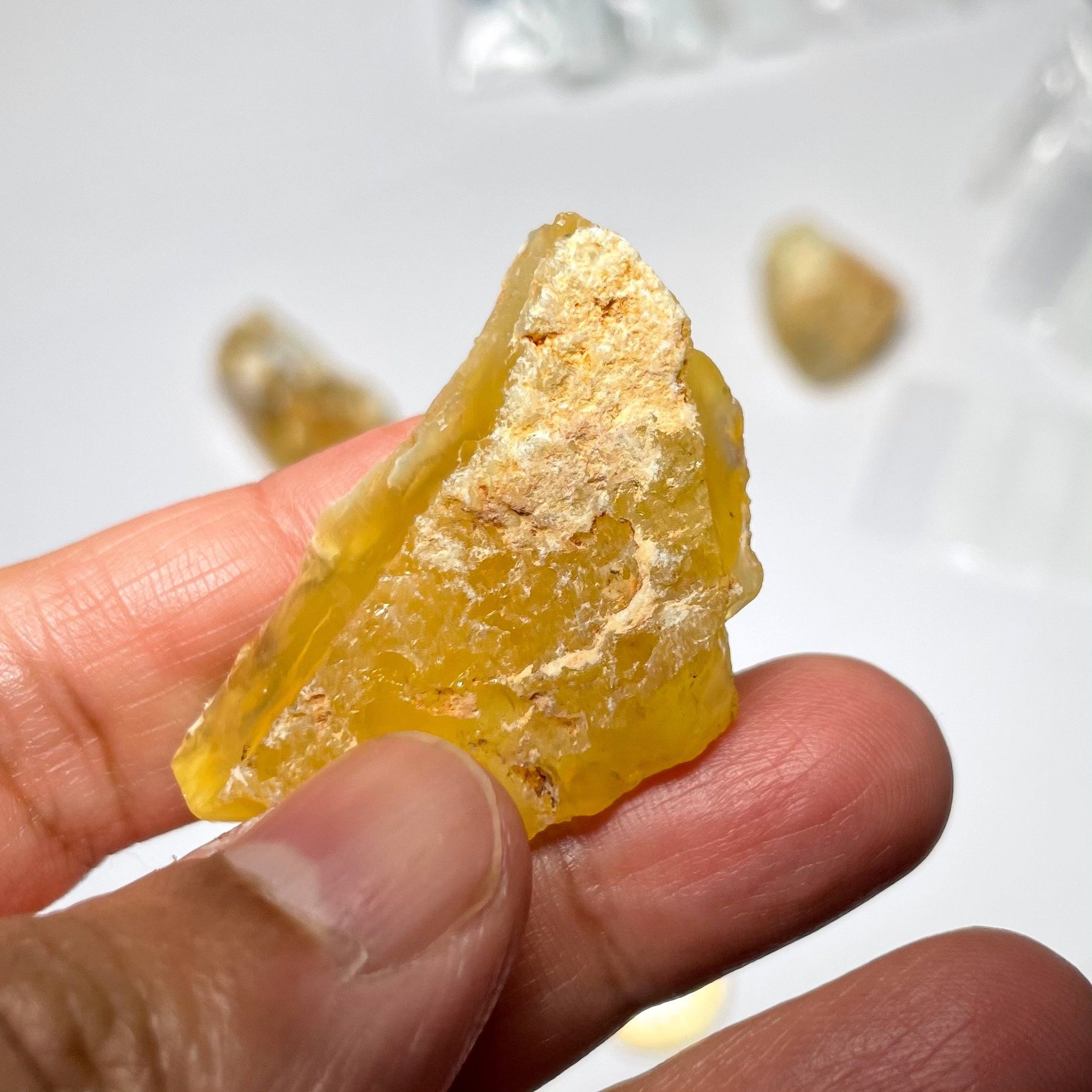 82.10Ct Opal Tanzania Untreated Unheated From A 1999 Deposit Chatoyant (Pearly Cats-Eye Effect)