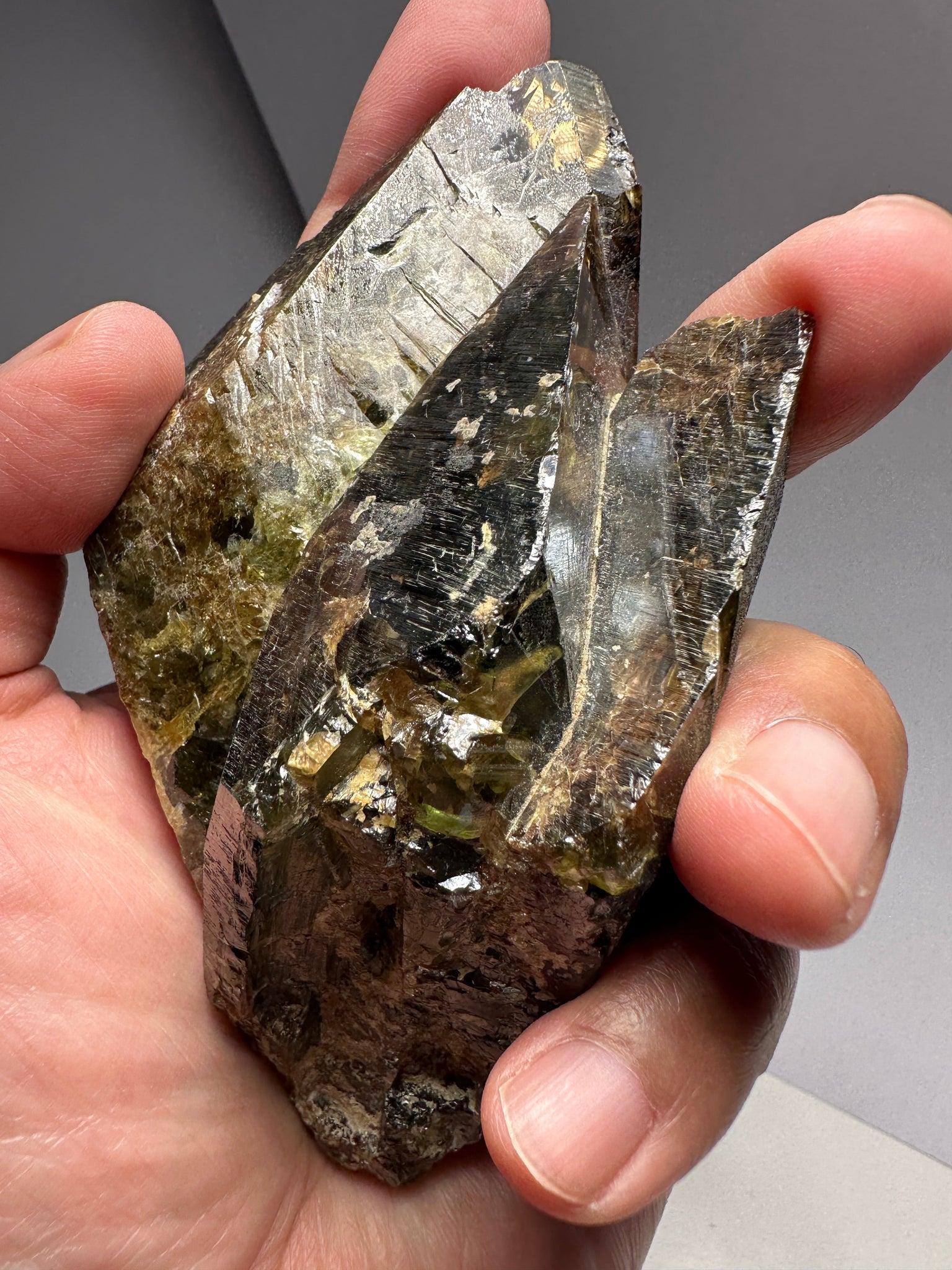363.20Gm / 1816Ct Tanzanian Chrome Sphene Crystal. Unheated Untreated. 119Mm X 68.50Mm 44.00Mm