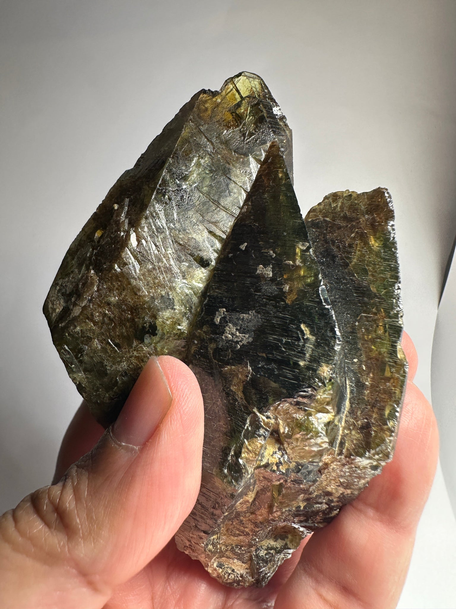 363.20Gm / 1816Ct Tanzanian Chrome Sphene Crystal. Unheated Untreated. 119Mm X 68.50Mm 44.00Mm