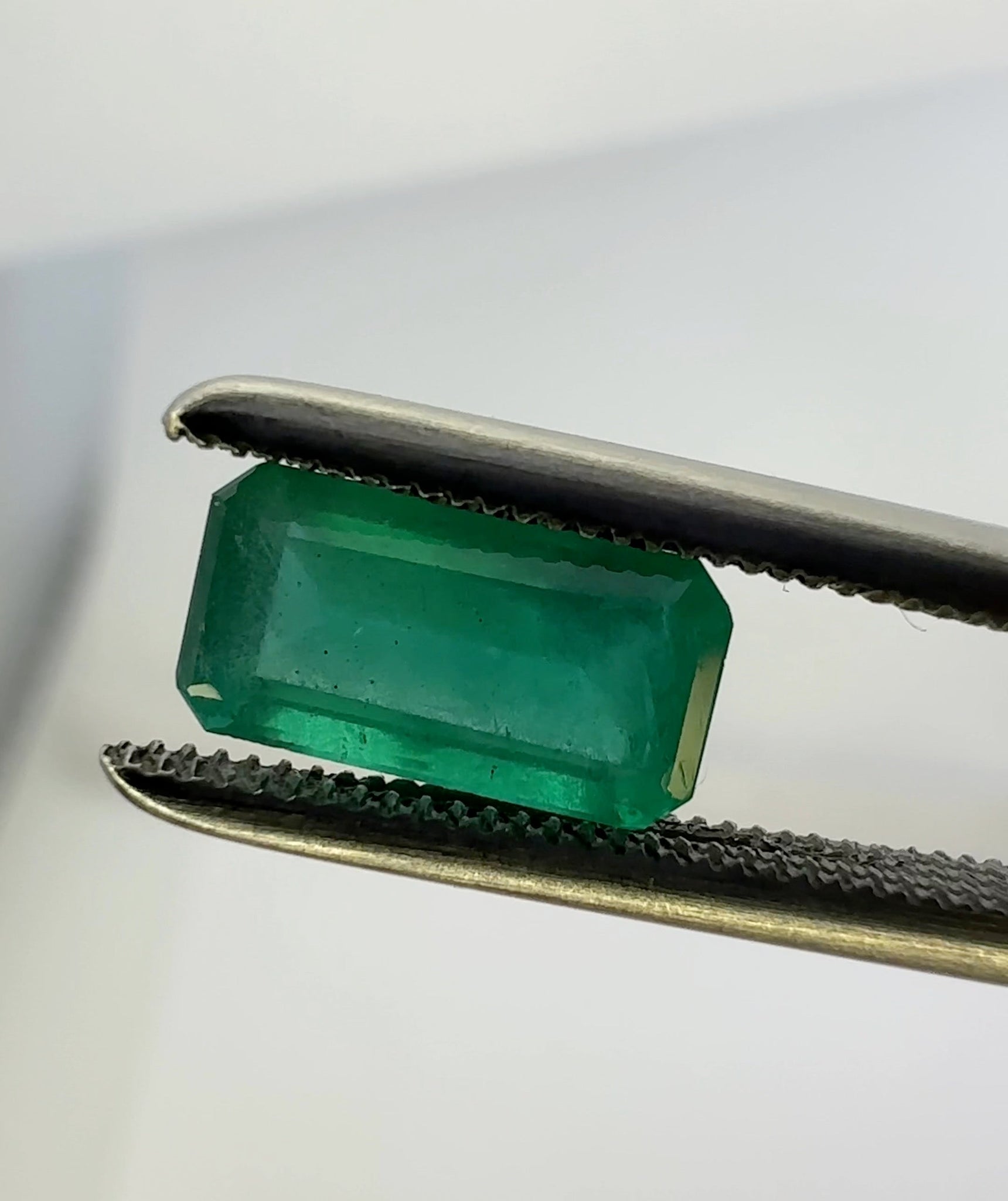 1.09Ct Emerald Tanzania No Oil Untreated Unheated. Photos And Vids In Different Lights See How It
