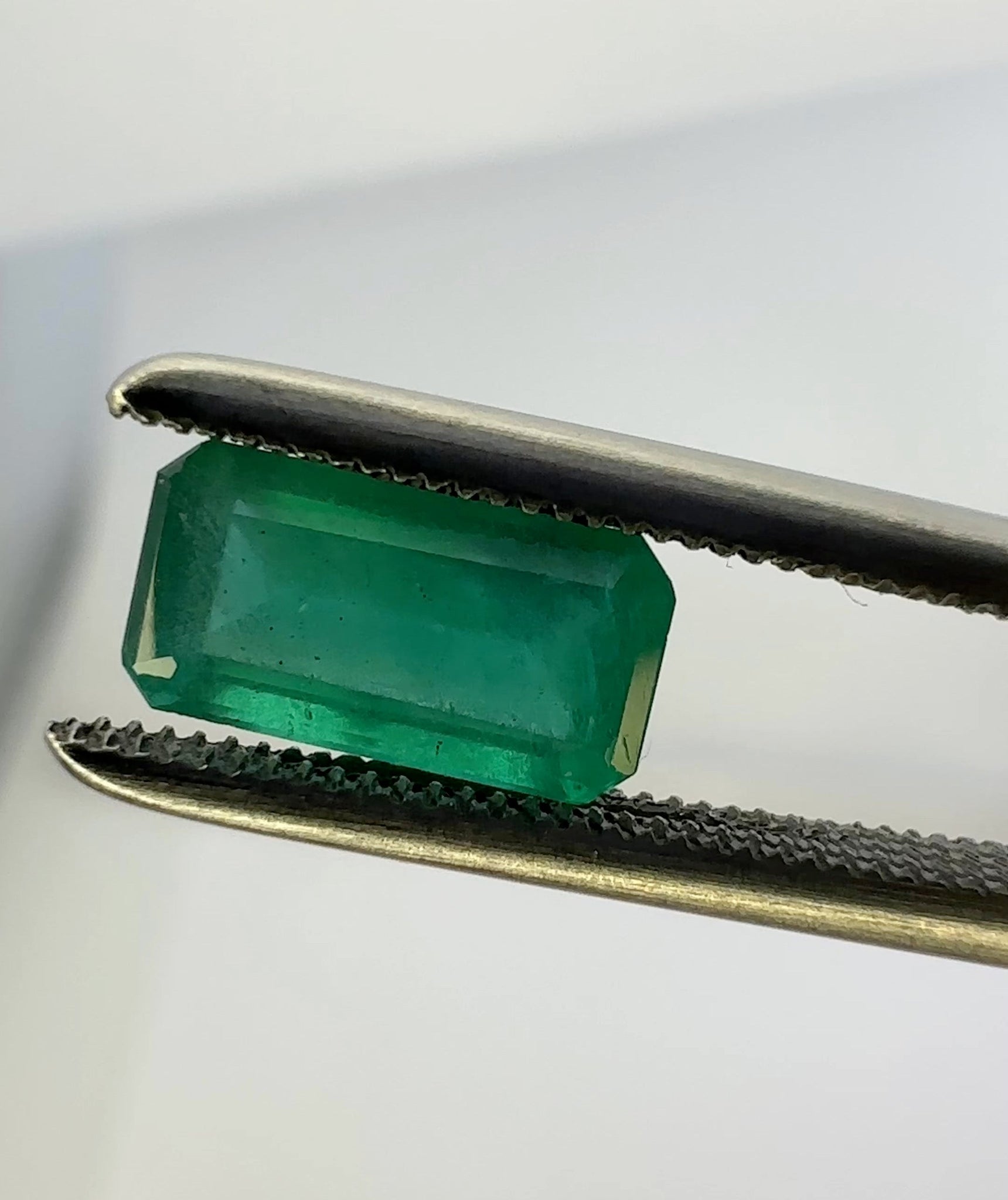 1.09Ct Emerald Tanzania No Oil Untreated Unheated. Photos And Vids In Different Lights See How It