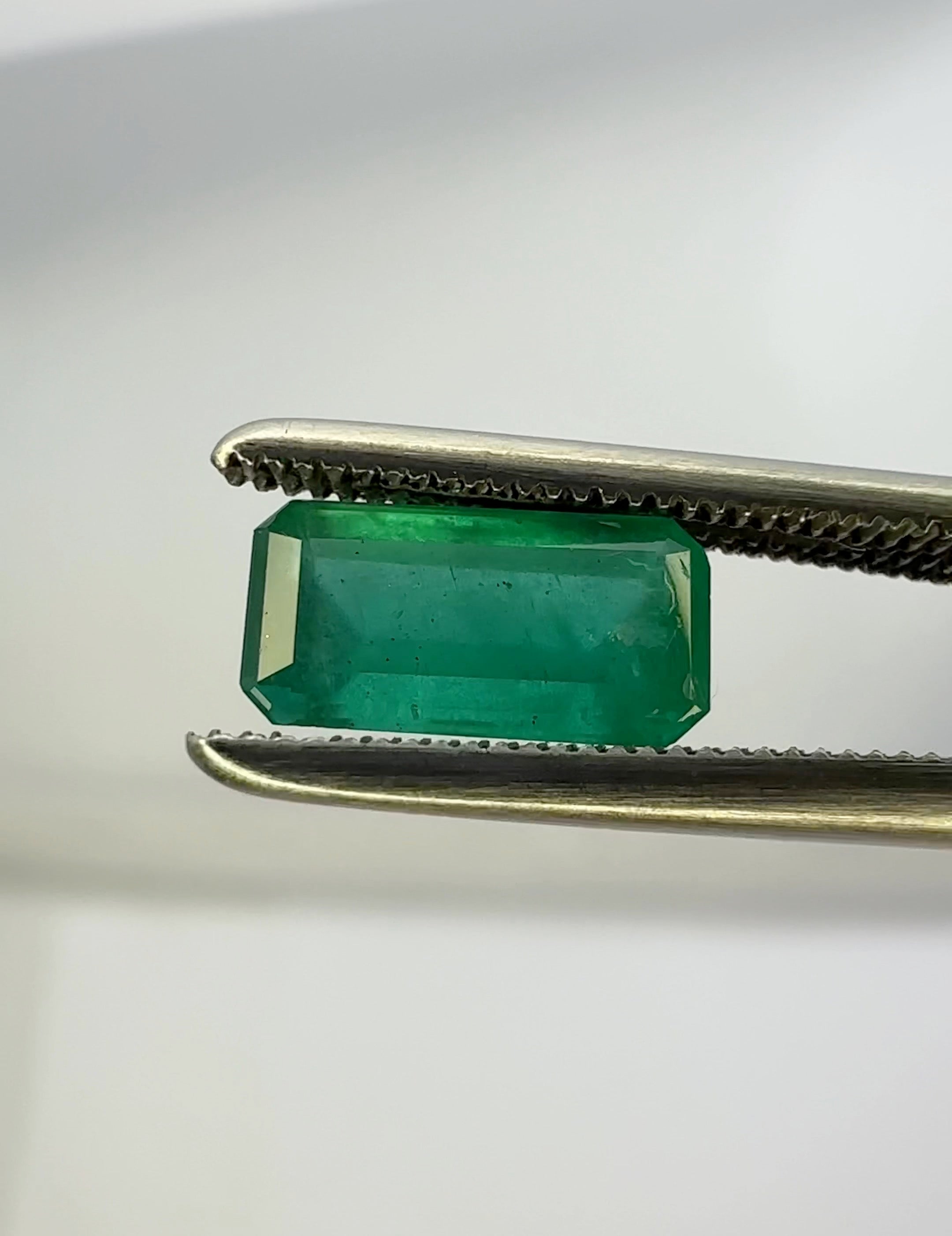 1.09Ct Emerald Tanzania No Oil Untreated Unheated. Photos And Vids In Different Lights See How It