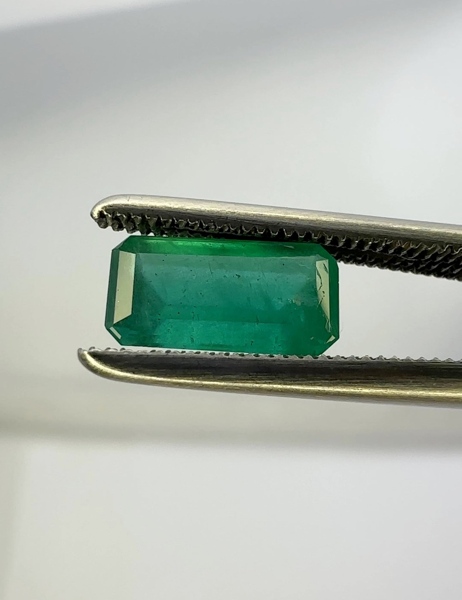 1.09Ct Emerald Tanzania No Oil Untreated Unheated. Photos And Vids In Different Lights See How It