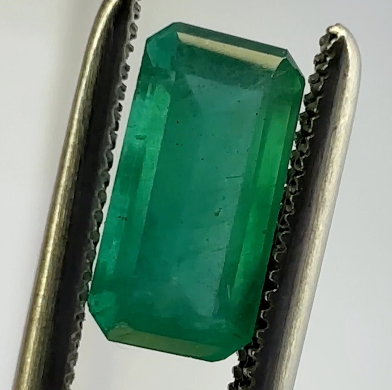 Emerald, 1.09ct, Tanzania, No Oil, Untreated Unheated. Photos and vids in different lights, see how it looks