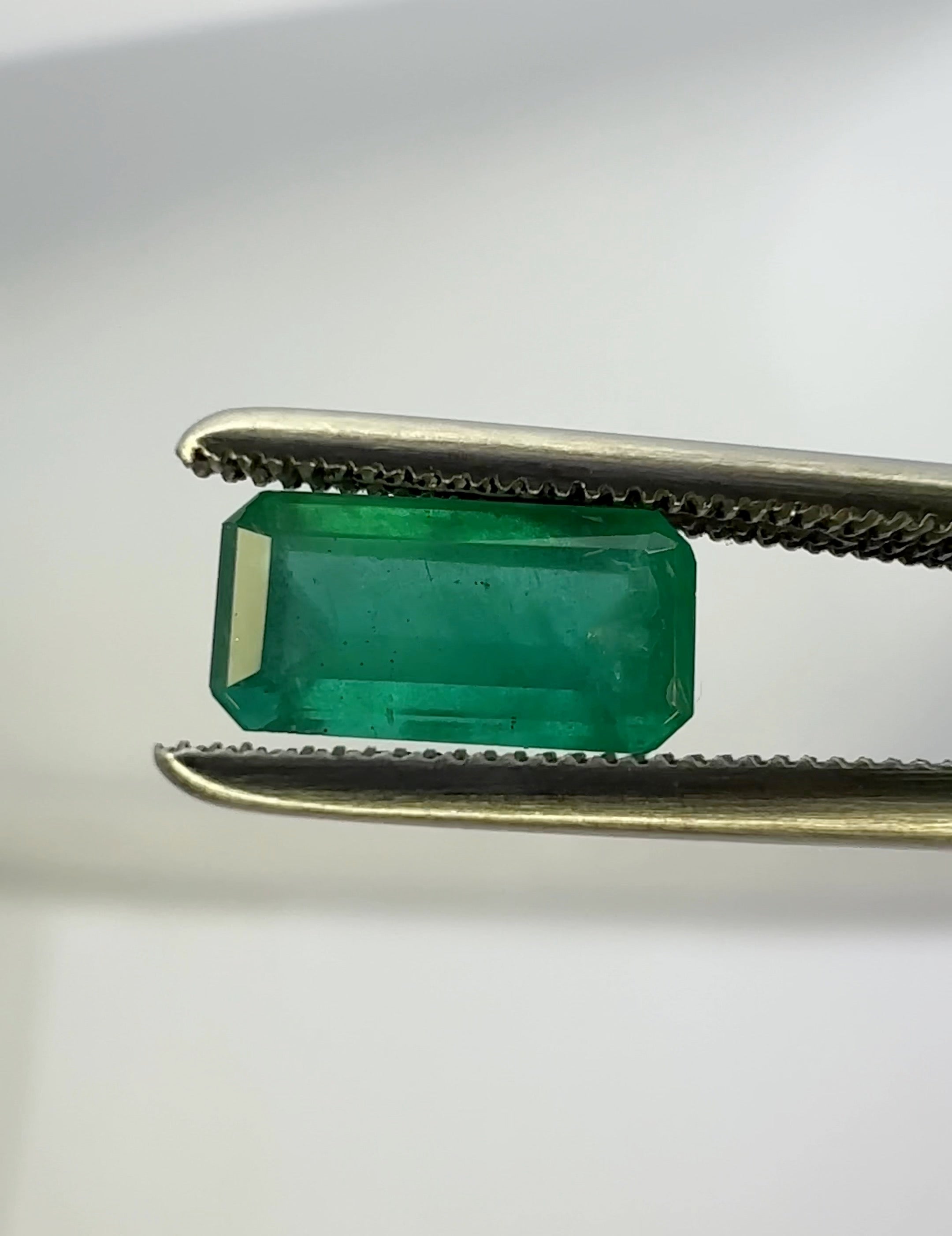 1.09Ct Emerald Tanzania No Oil Untreated Unheated. Photos And Vids In Different Lights See How It
