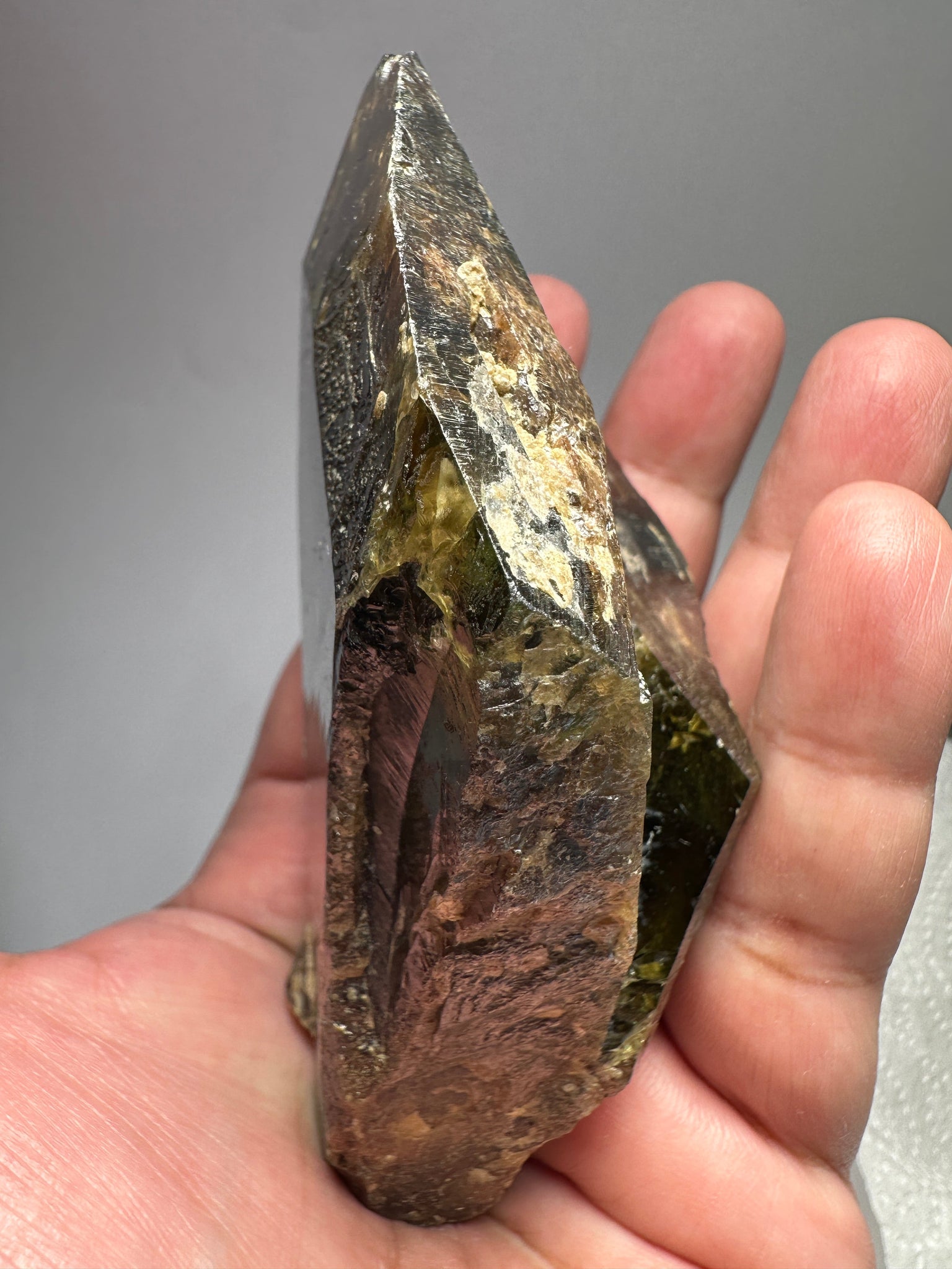 363.20Gm / 1816Ct Tanzanian Chrome Sphene Crystal. Unheated Untreated. 119Mm X 68.50Mm 44.00Mm