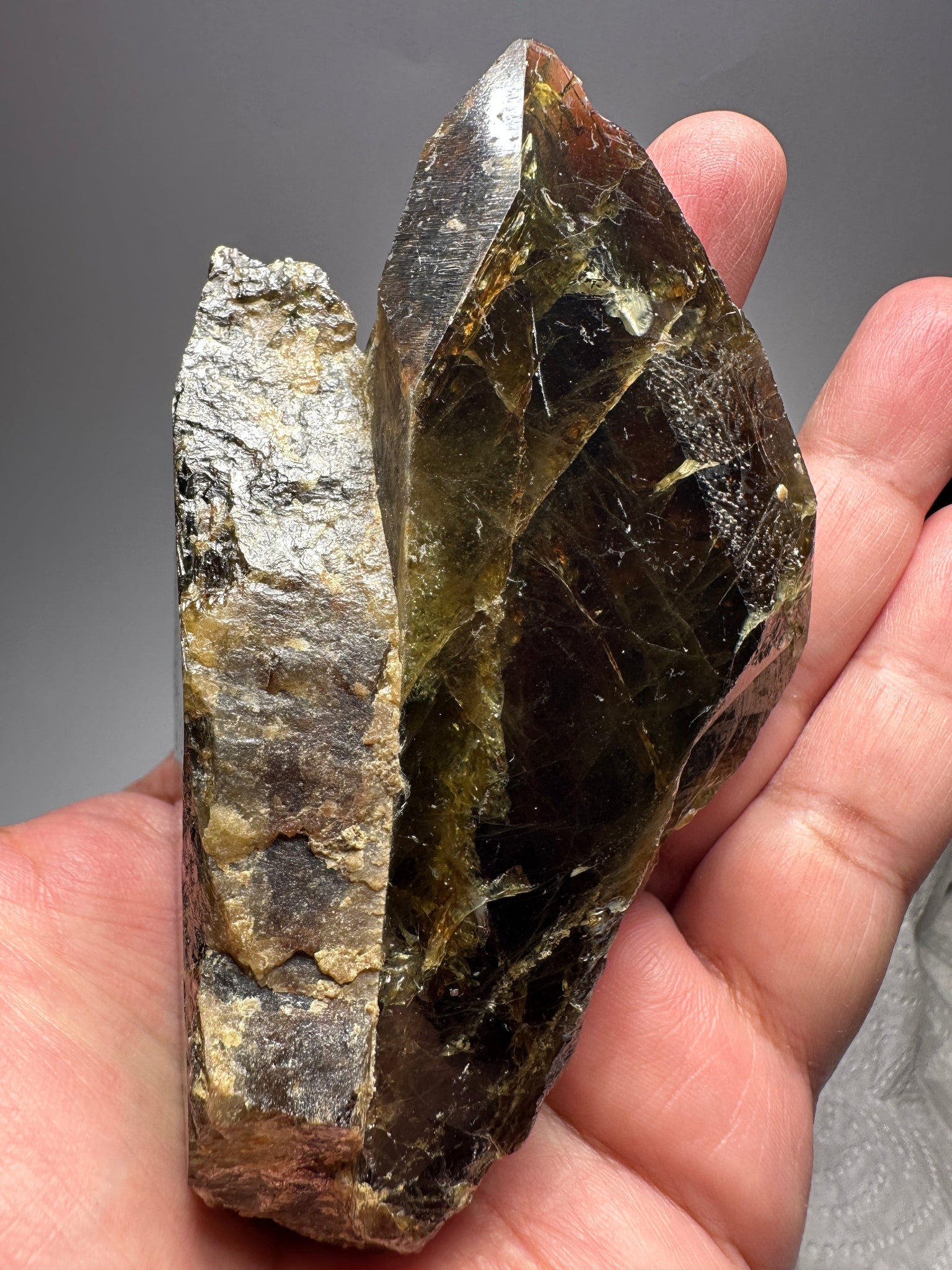 363.20Gm / 1816Ct Tanzanian Chrome Sphene Crystal. Unheated Untreated. 119Mm X 68.50Mm 44.00Mm