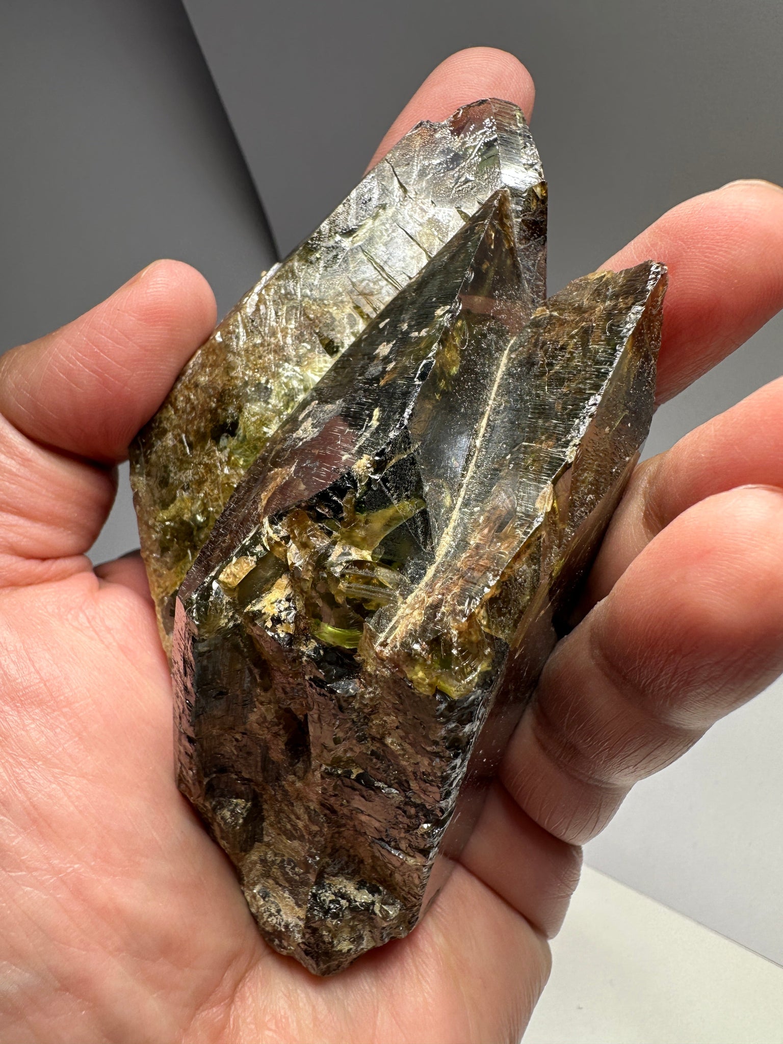 363.20Gm / 1816Ct Tanzanian Chrome Sphene Crystal. Unheated Untreated. 119Mm X 68.50Mm 44.00Mm