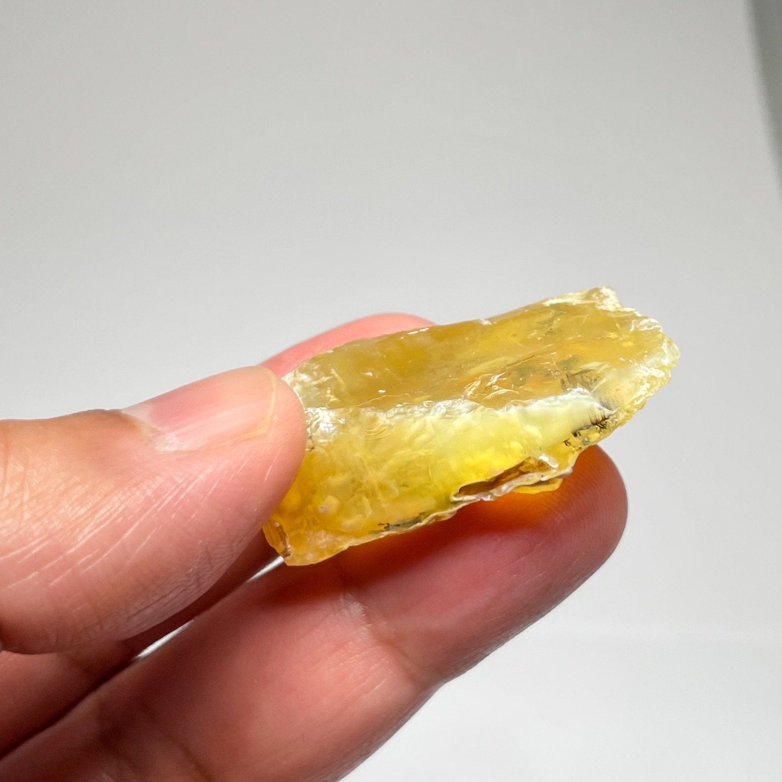 87.48Ct Opal Tanzania Untreated Unheated From A 1999 Deposit Chatoyant (Pearly Cats-Eye Effect)