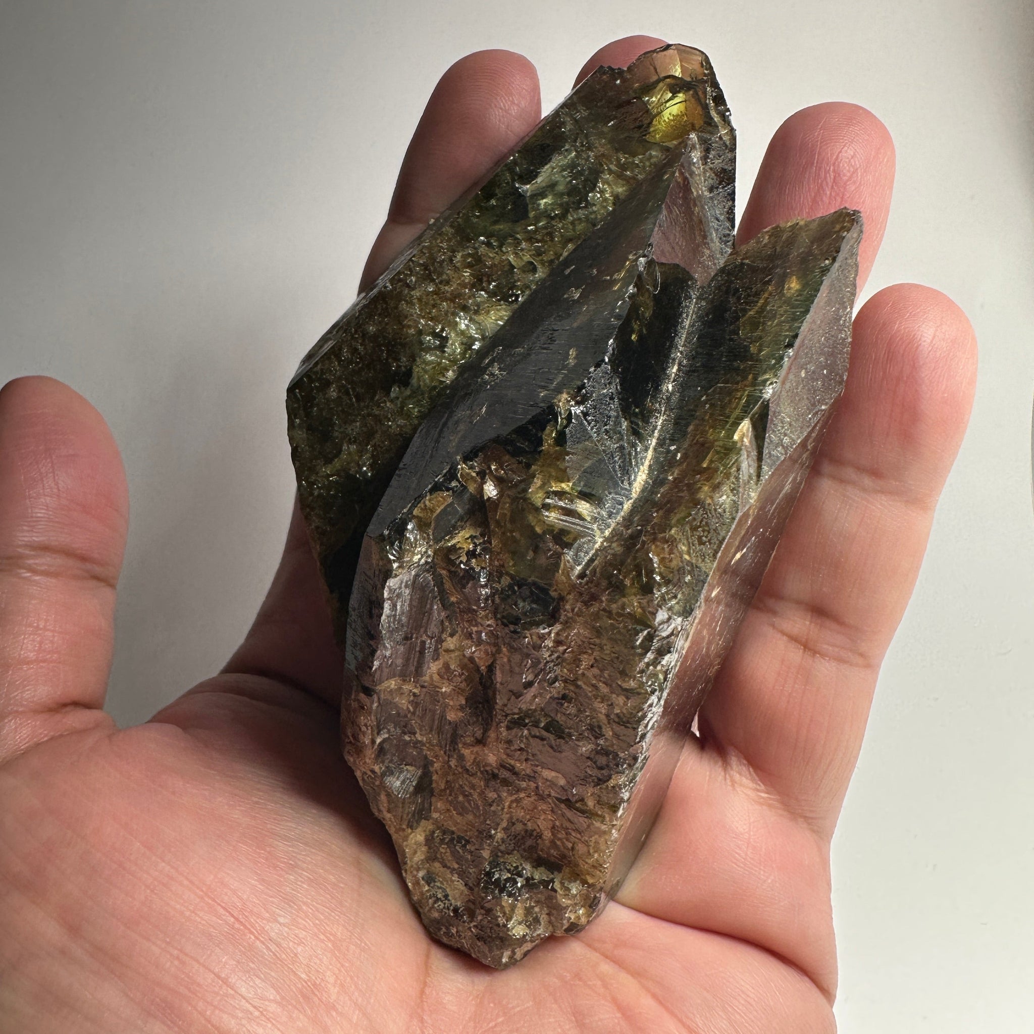 363.20Gm / 1816Ct Tanzanian Chrome Sphene Crystal. Unheated Untreated. 119Mm X 68.50Mm 44.00Mm