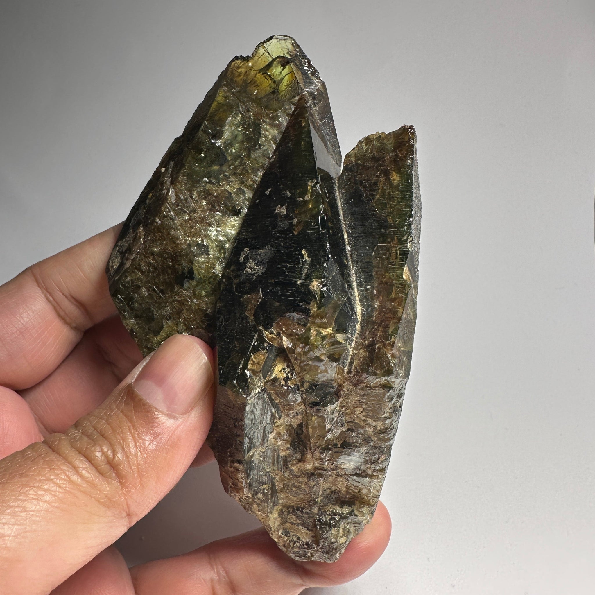 363.20Gm / 1816Ct Tanzanian Chrome Sphene Crystal. Unheated Untreated. 119Mm X 68.50Mm 44.00Mm