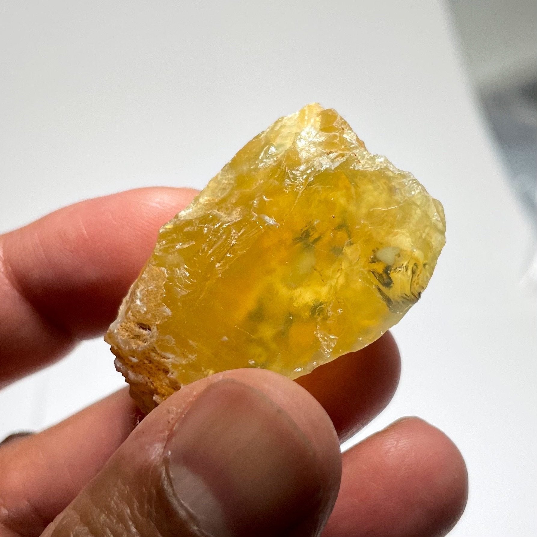 87.48Ct Opal Tanzania Untreated Unheated From A 1999 Deposit Chatoyant (Pearly Cats-Eye Effect)