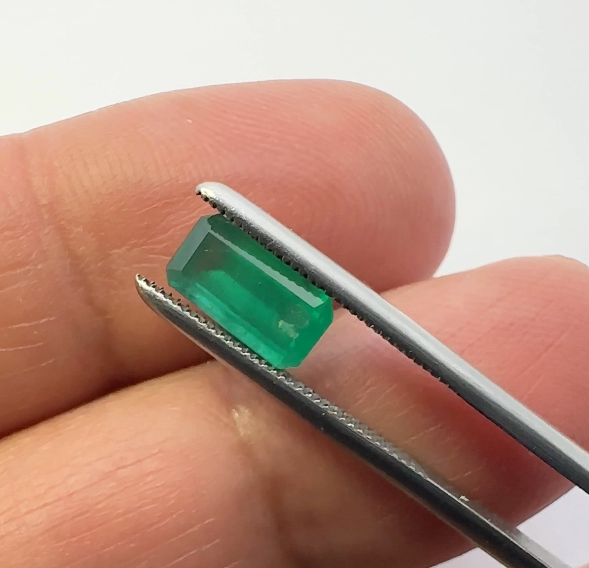 1.09Ct Emerald Tanzania No Oil Untreated Unheated. Photos And Vids In Different Lights See How It