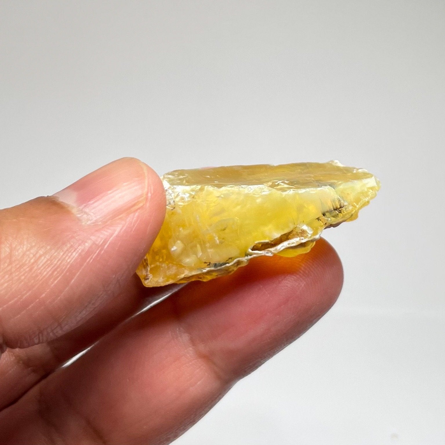 87.48Ct Opal Tanzania Untreated Unheated From A 1999 Deposit Chatoyant (Pearly Cats-Eye Effect)