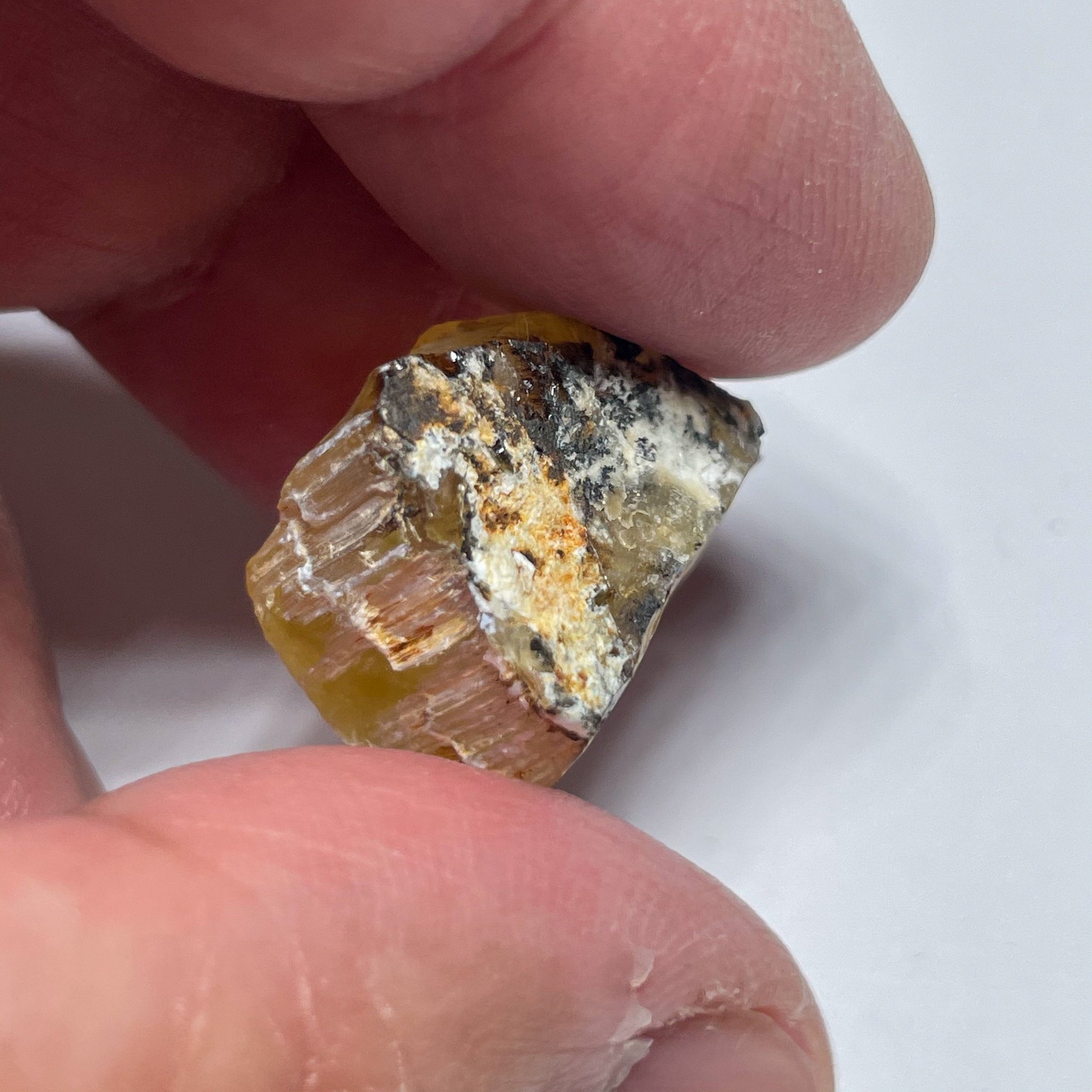 24.06Ct Opal Tanzania Untreated Unheated From A 1999 Deposit Chatoyant (Pearly Cats-Eye Effect)