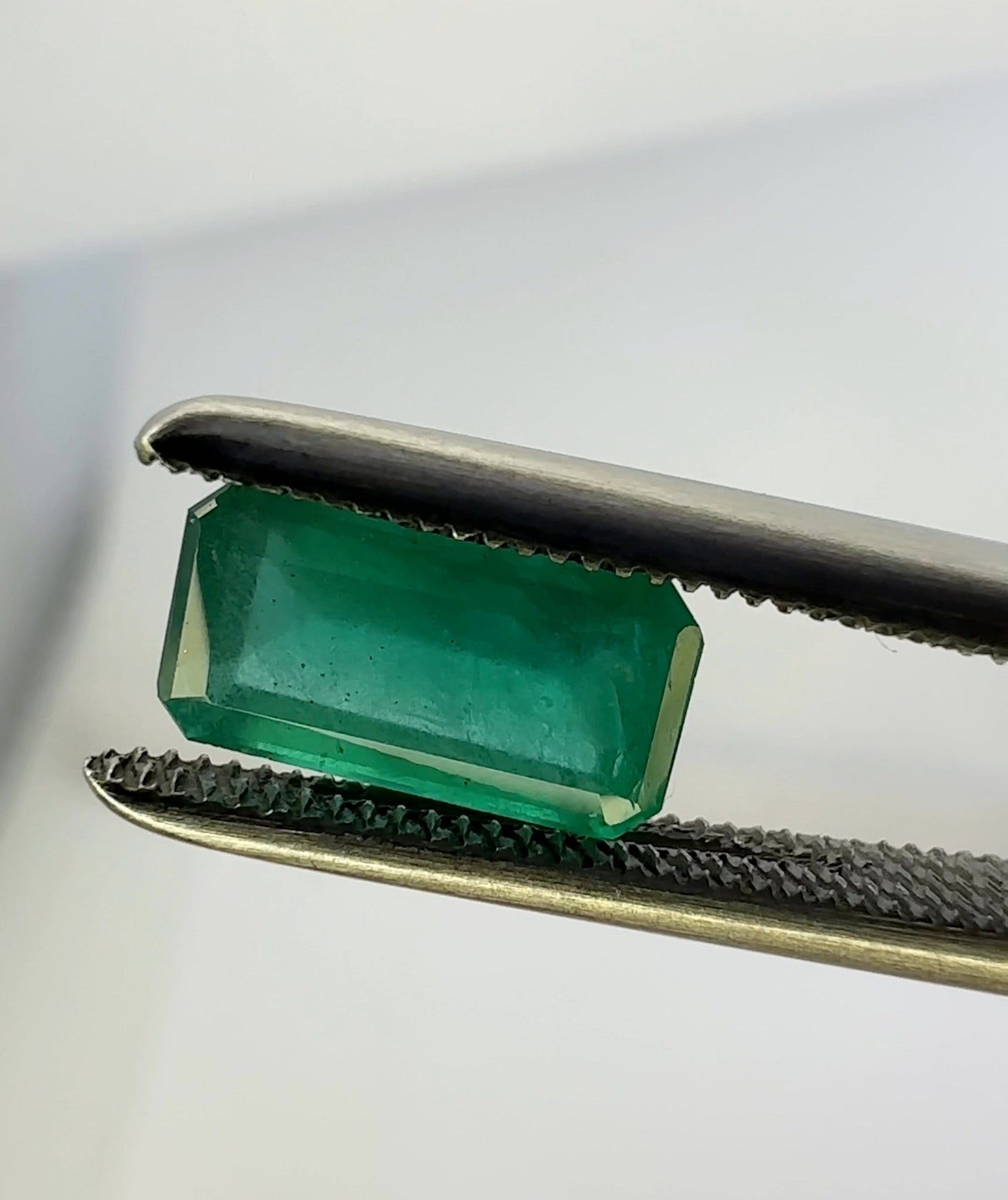 1.09Ct Emerald Tanzania No Oil Untreated Unheated. Photos And Vids In Different Lights See How It