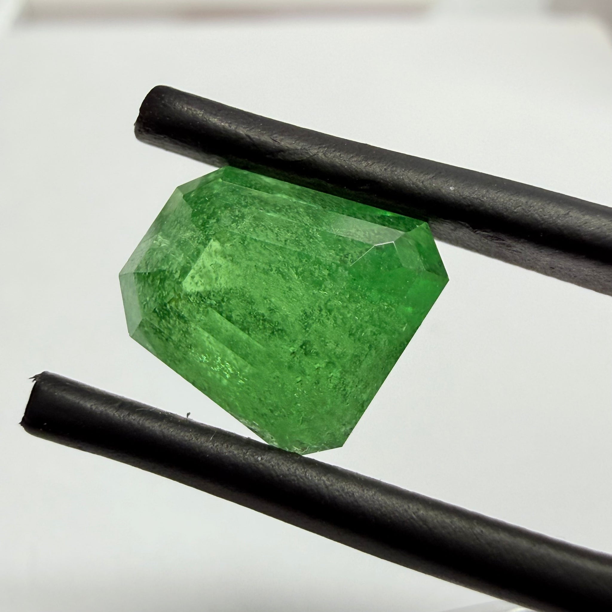 Tsavorite Garnet, Fancy Freeform Cut, 4.39ct, Tanzania, Untreated Unheated, typical sugary type inclusions