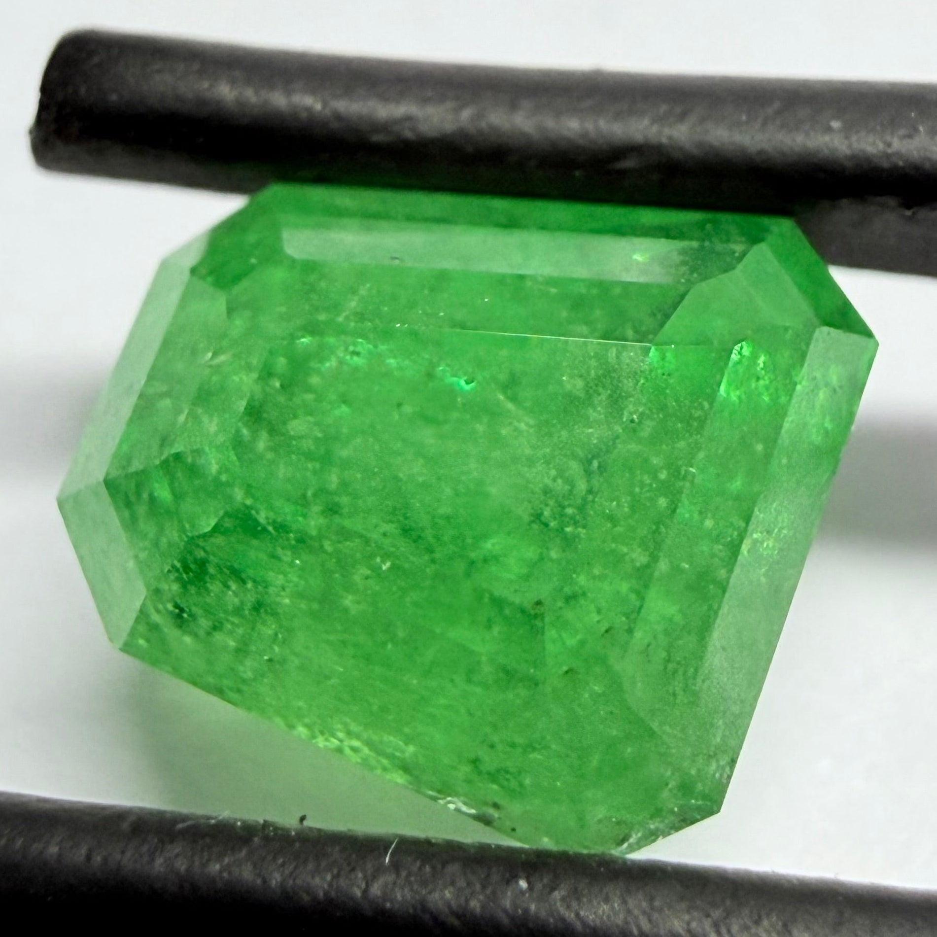 Tsavorite Garnet, Fancy Freeform Cut, 4.39ct, Tanzania, Untreated Unheated, typical sugary type inclusions