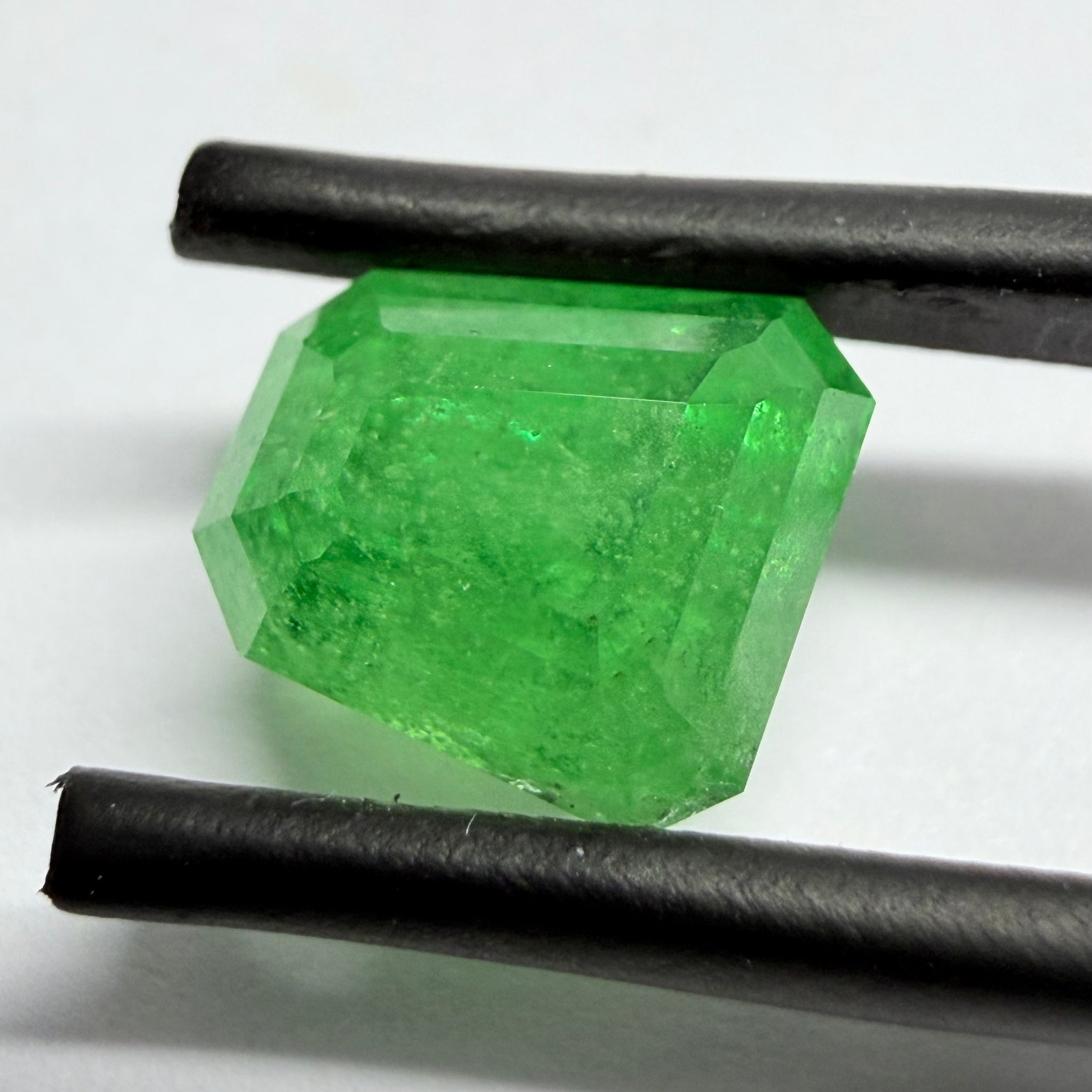 Tsavorite Garnet, Fancy Freeform Cut, 4.39ct, Tanzania, Untreated Unheated, typical sugary type inclusions