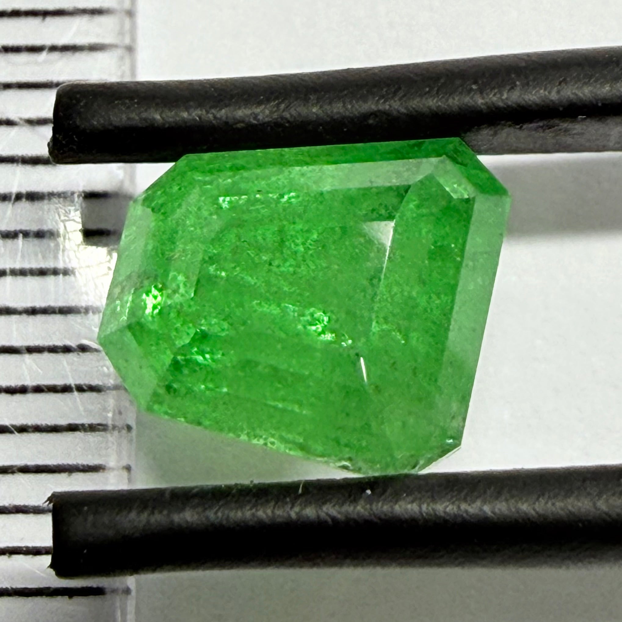 Tsavorite Garnet, Fancy Freeform Cut, 4.39ct, Tanzania, Untreated Unheated, typical sugary type inclusions