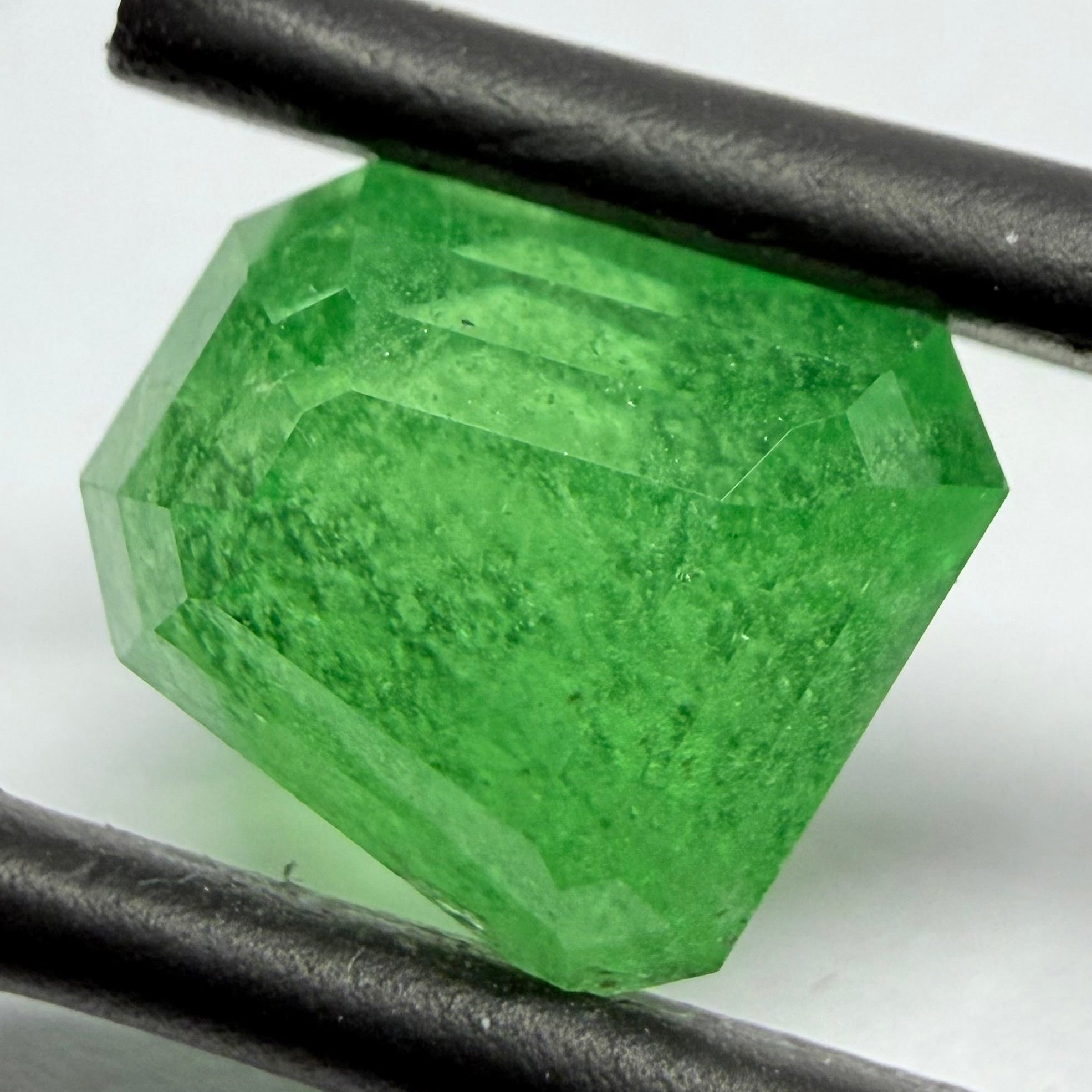 Tsavorite Garnet, Fancy Freeform Cut, 4.39ct, Tanzania, Untreated Unheated, typical sugary type inclusions
