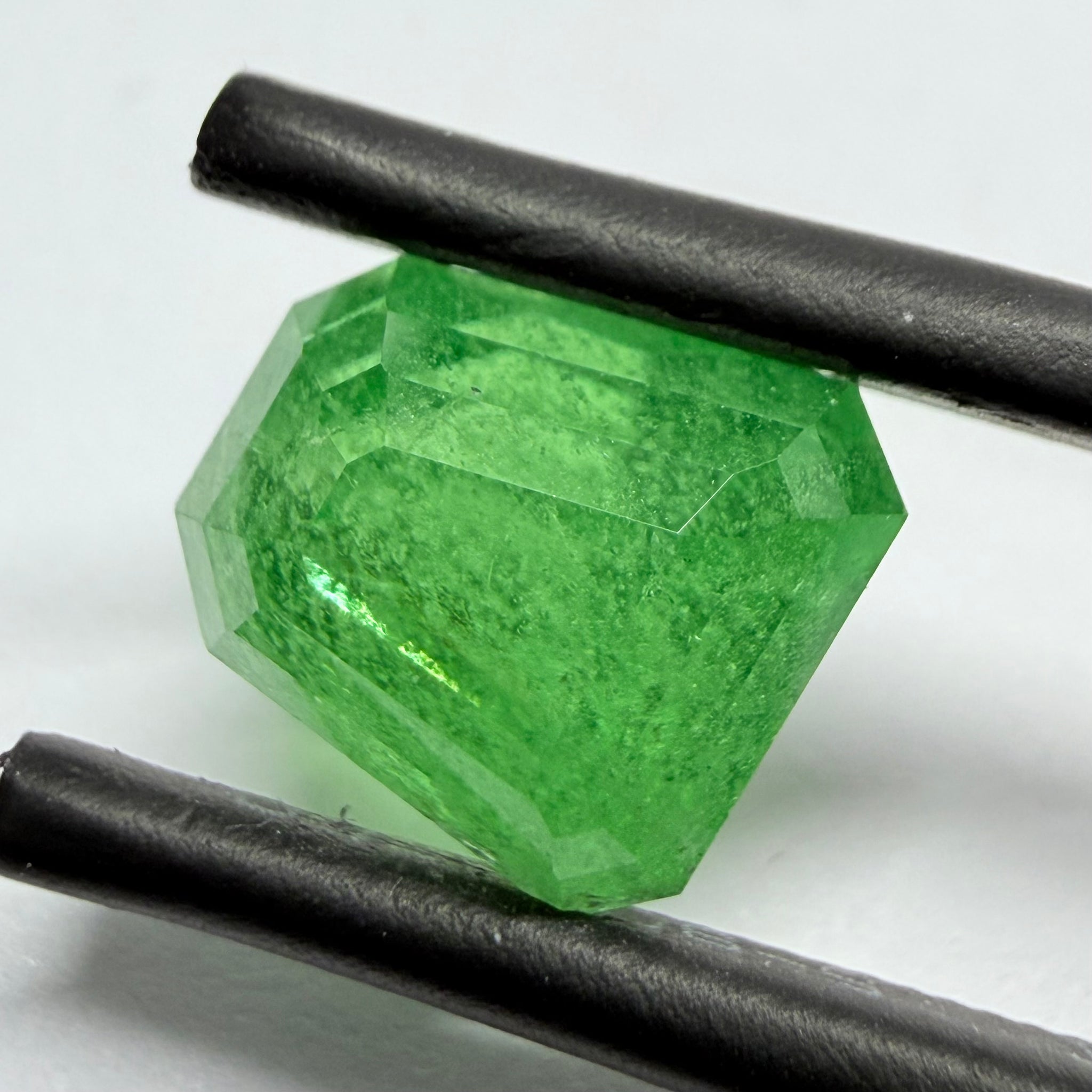 Tsavorite Garnet, Fancy Freeform Cut, 4.39ct, Tanzania, Untreated Unheated, typical sugary type inclusions