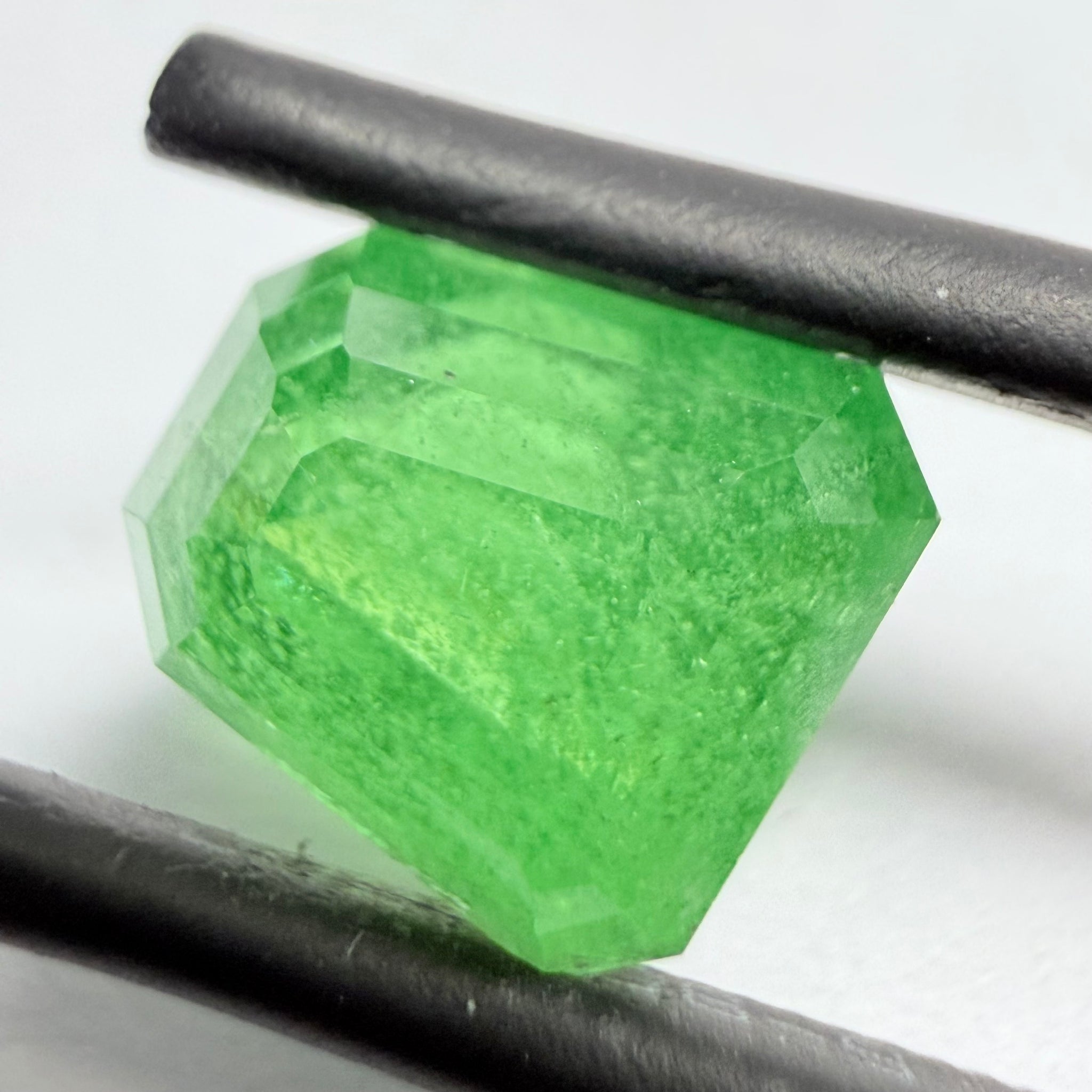 Tsavorite Garnet, Fancy Freeform Cut, 4.39ct, Tanzania, Untreated Unheated, typical sugary type inclusions