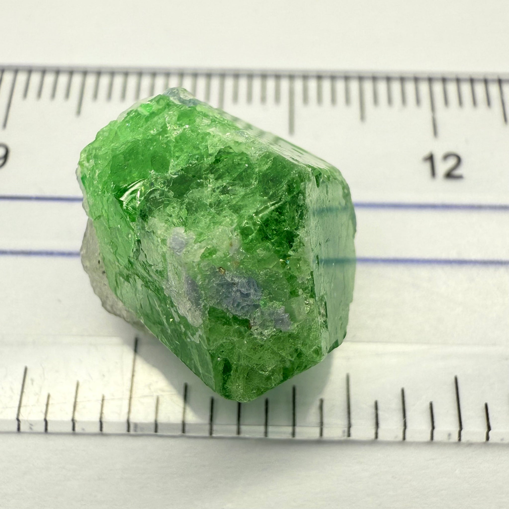 Tsavorite Crystal with bits of Tanzanite on it, 23.41ct, Merelani, Tanzania, Untreated Unheated