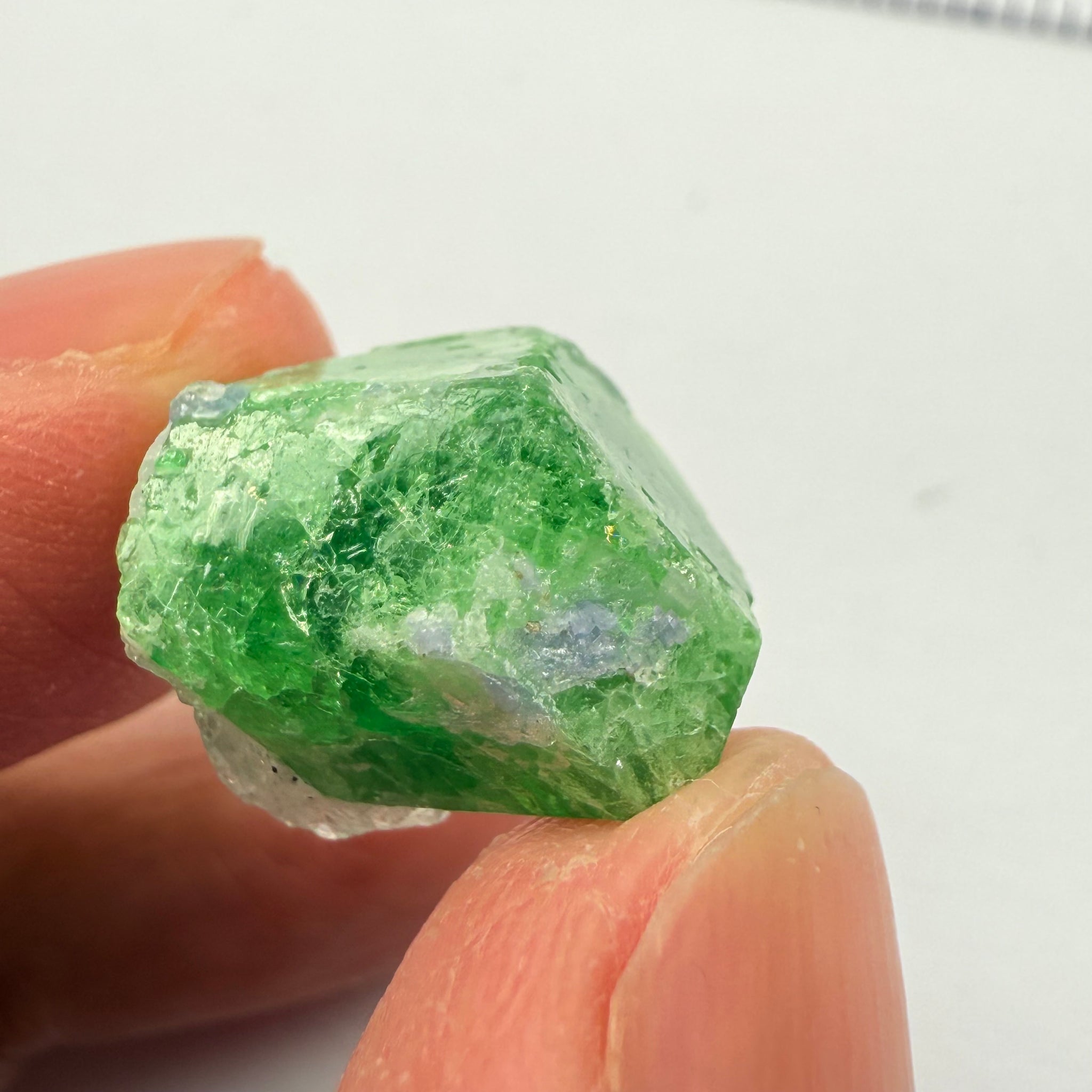 Tsavorite Crystal with bits of Tanzanite on it, 23.41ct, Merelani, Tanzania, Untreated Unheated