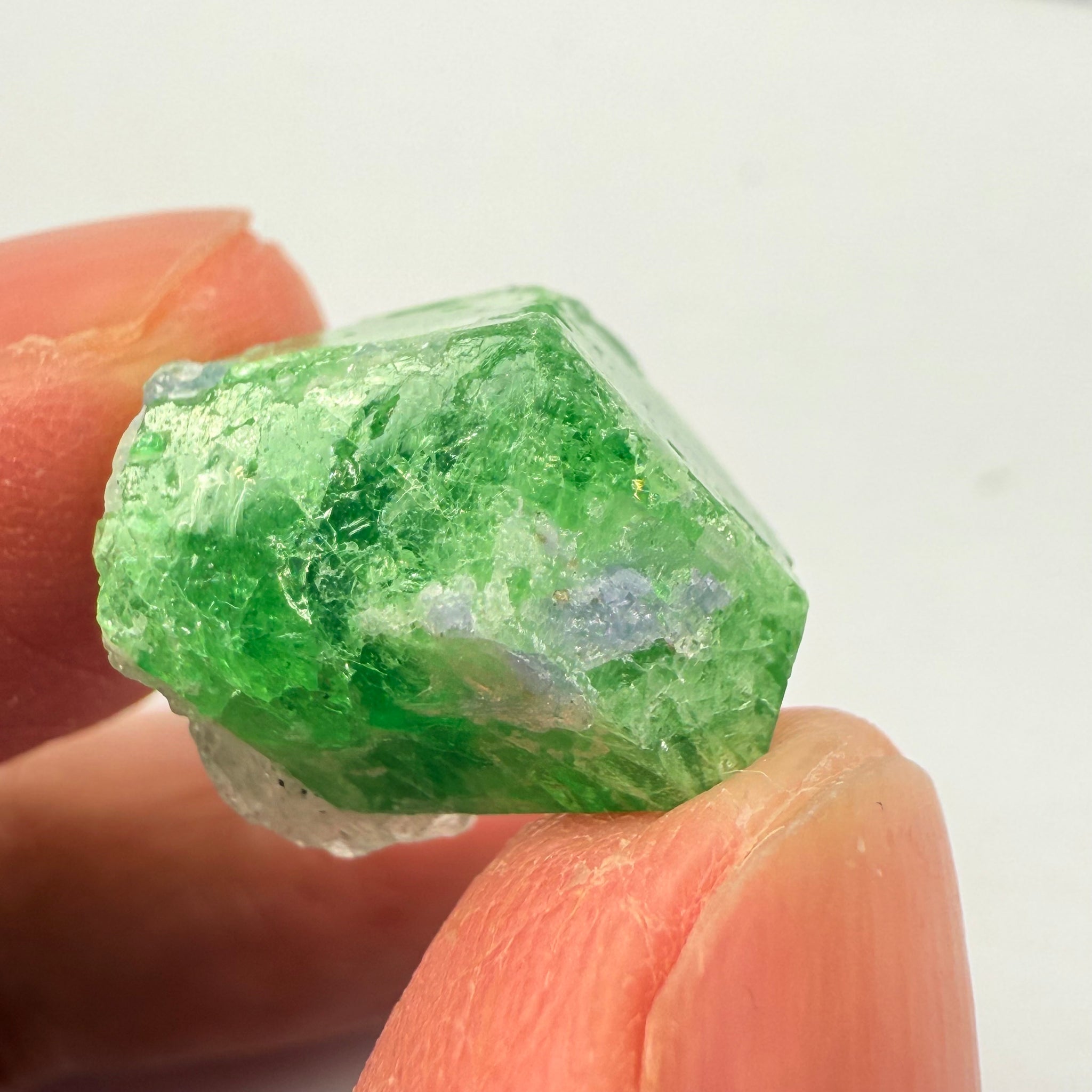 Tsavorite Crystal with bits of Tanzanite on it, 23.41ct, Merelani, Tanzania, Untreated Unheated