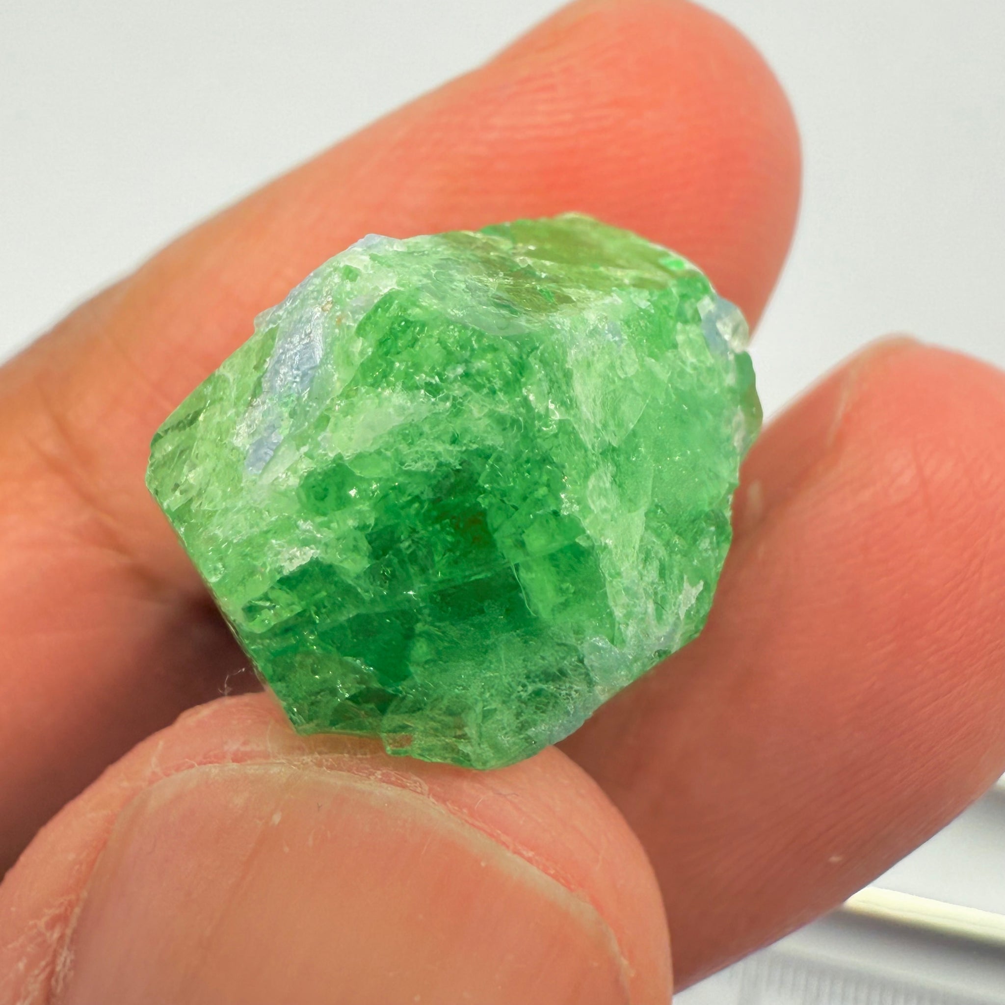 Tsavorite Crystal with bits of Tanzanite on it, 23.41ct, Merelani, Tanzania, Untreated Unheated
