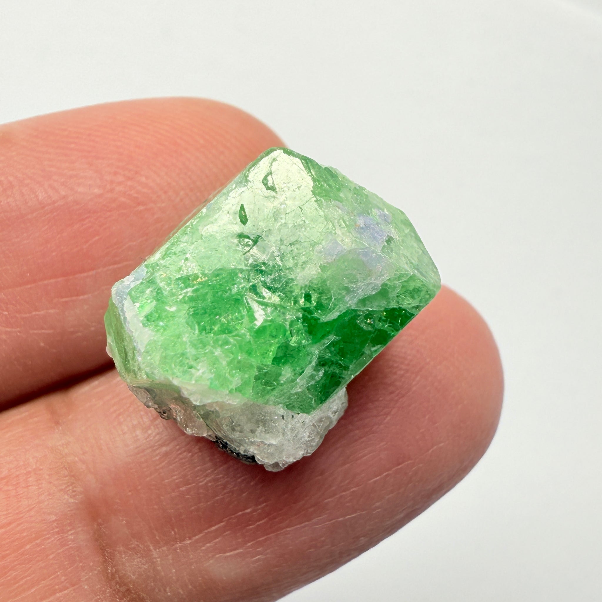 Tsavorite Crystal with bits of Tanzanite on it, 23.41ct, Merelani, Tanzania, Untreated Unheated