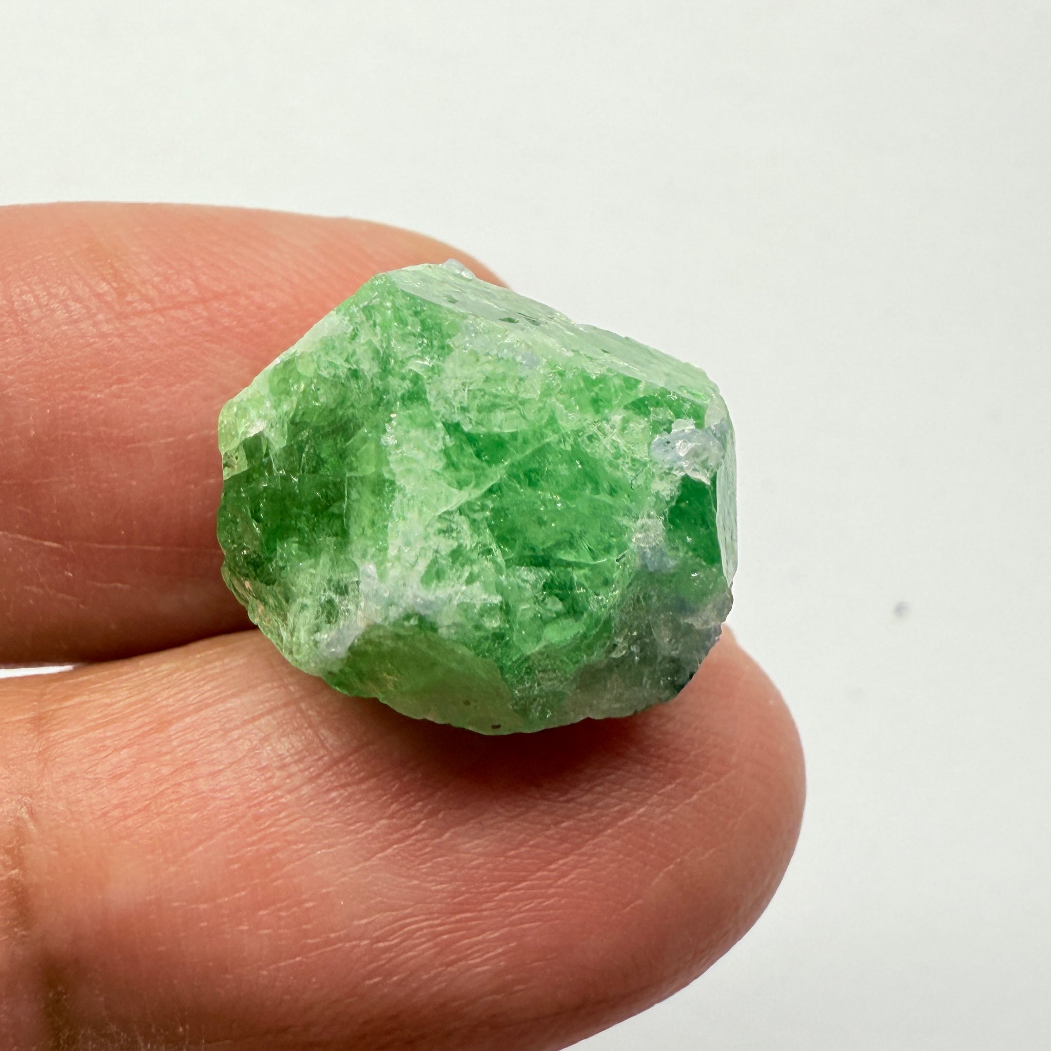 Tsavorite Crystal with bits of Tanzanite on it, 23.41ct, Merelani, Tanzania, Untreated Unheated