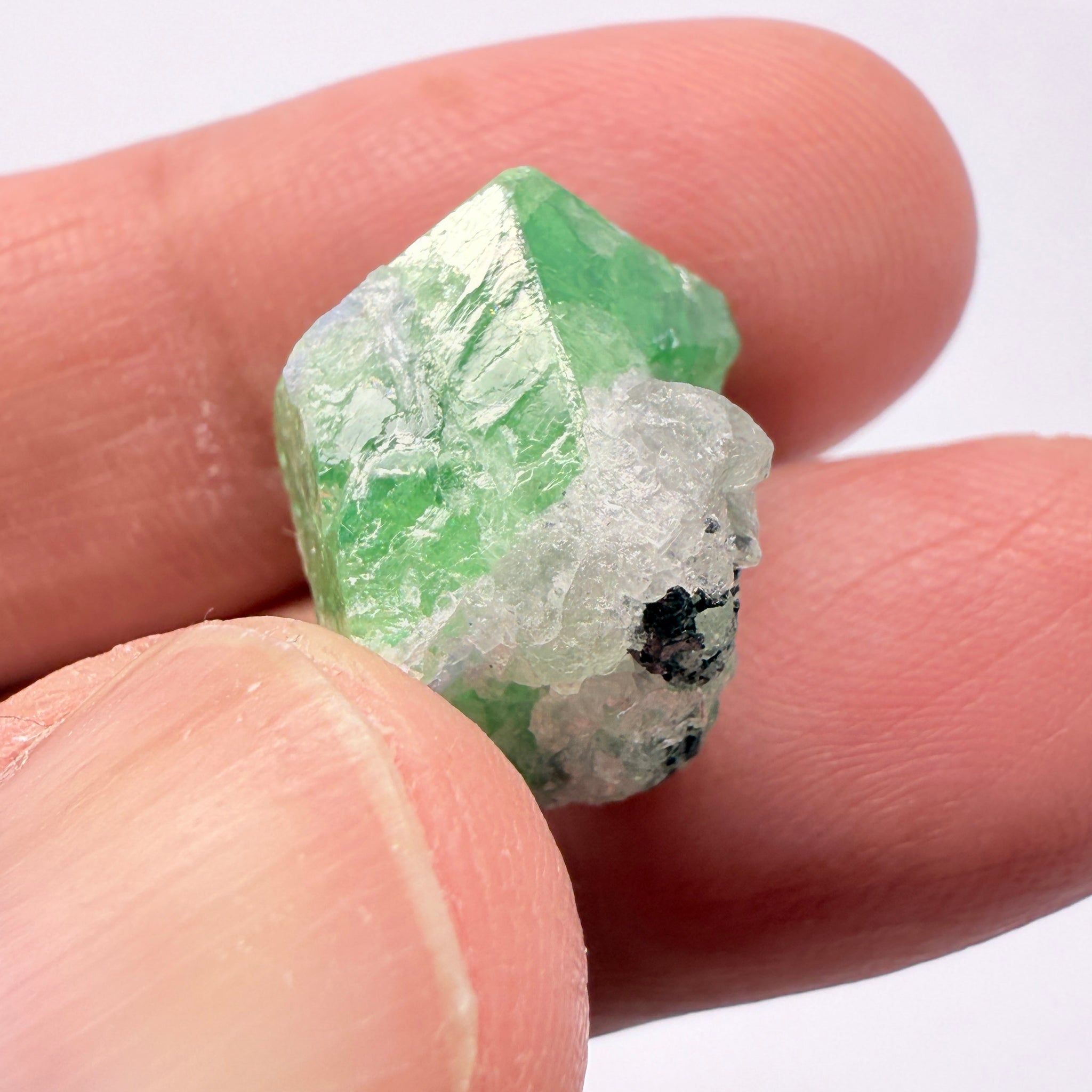Tsavorite Crystal with bits of Tanzanite on it, 23.41ct, Merelani, Tanzania, Untreated Unheated