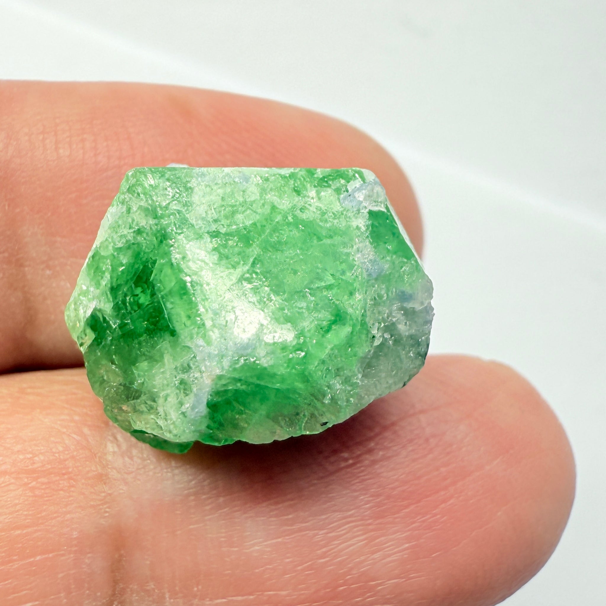 Tsavorite Crystal with bits of Tanzanite on it, 23.41ct, Merelani, Tanzania, Untreated Unheated