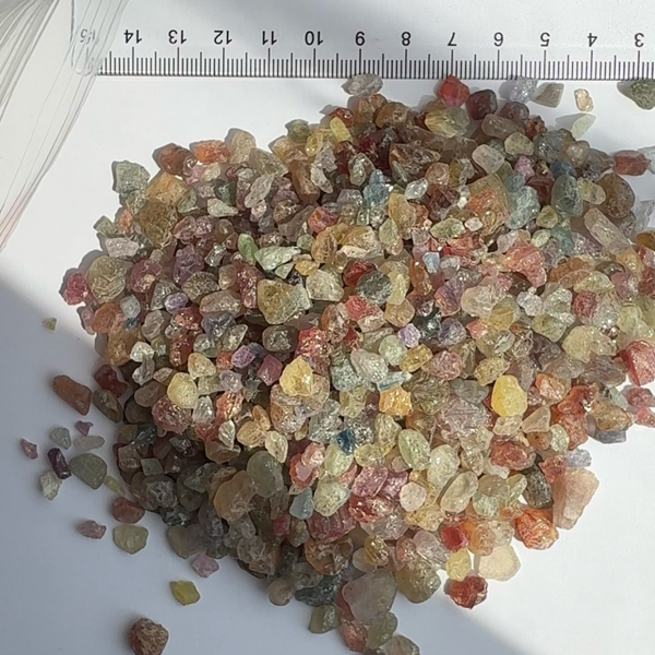 Umba Sapphire Lot, 335.50gm / 1677.50ct, Umba Valley, Tanzania, Untreated Unheated. Not for faceting, but great for small cabs, setting in jewellery, polishing and art. Pics and vids are in direct sunlight. About US$3.5/gm