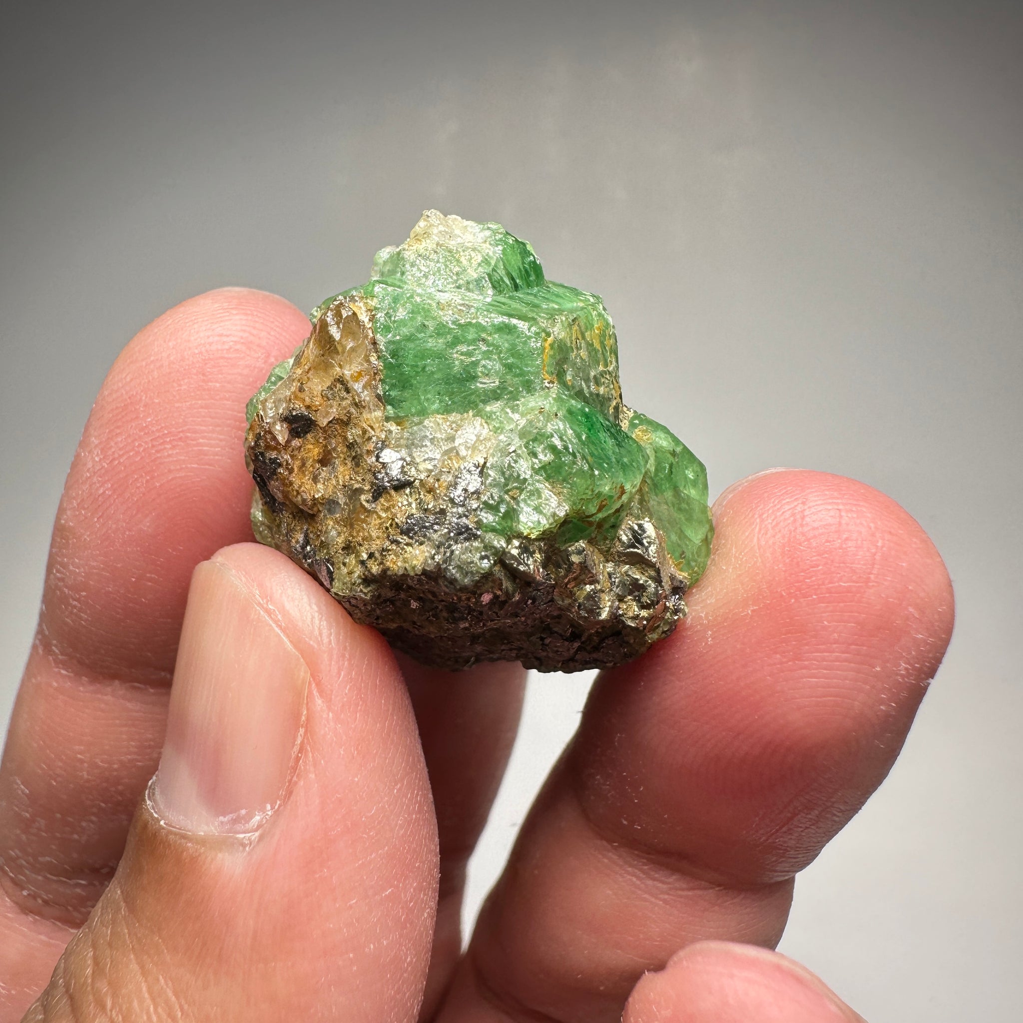 Tsavorite Crystal With Tanzanite And Pyrite on Matrix, 24.50gm / 122.50ct, Merelani, Tanzania. 28 x 22 x 21mm