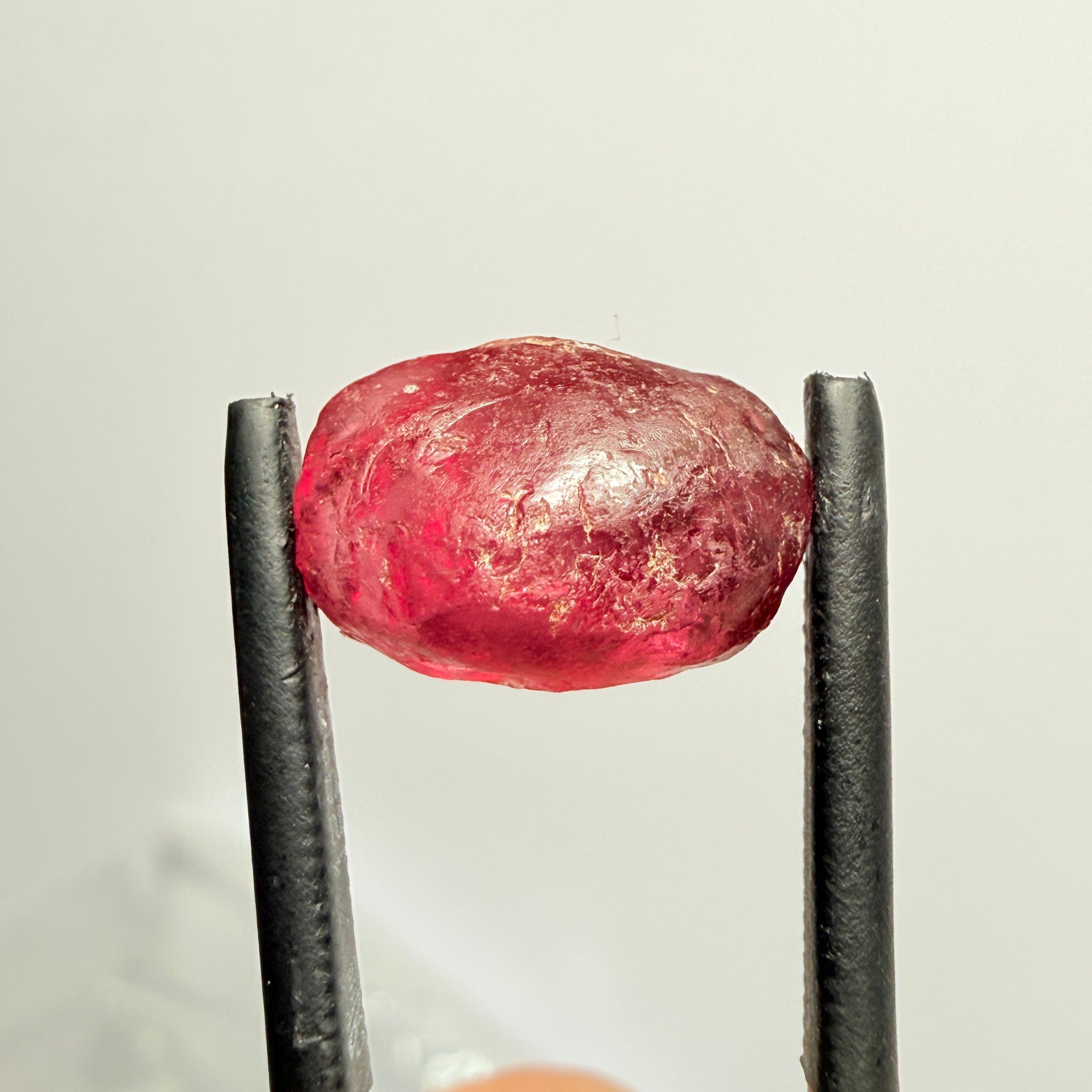 Tanzanian Garnet, 8.37ct, tiny crack on the outside with a little silk around it (the crack is circled in one of the pictures), rest vvs, Tanzania, Untreated Unheated