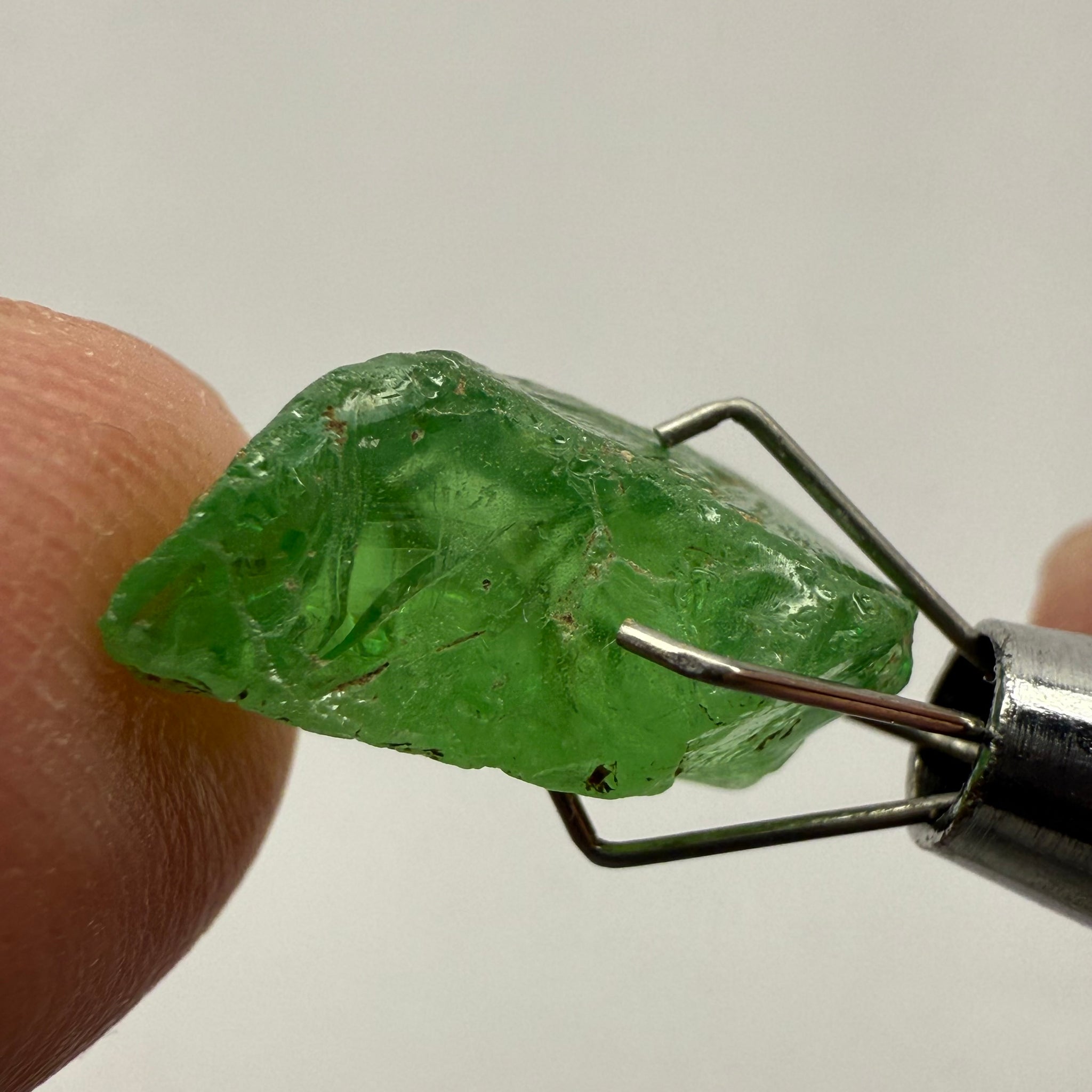 Tsavorite, 8.34ct, Tanzania, Untreated Unheated, cracks and veils in the stone, have a look at the video for positioning