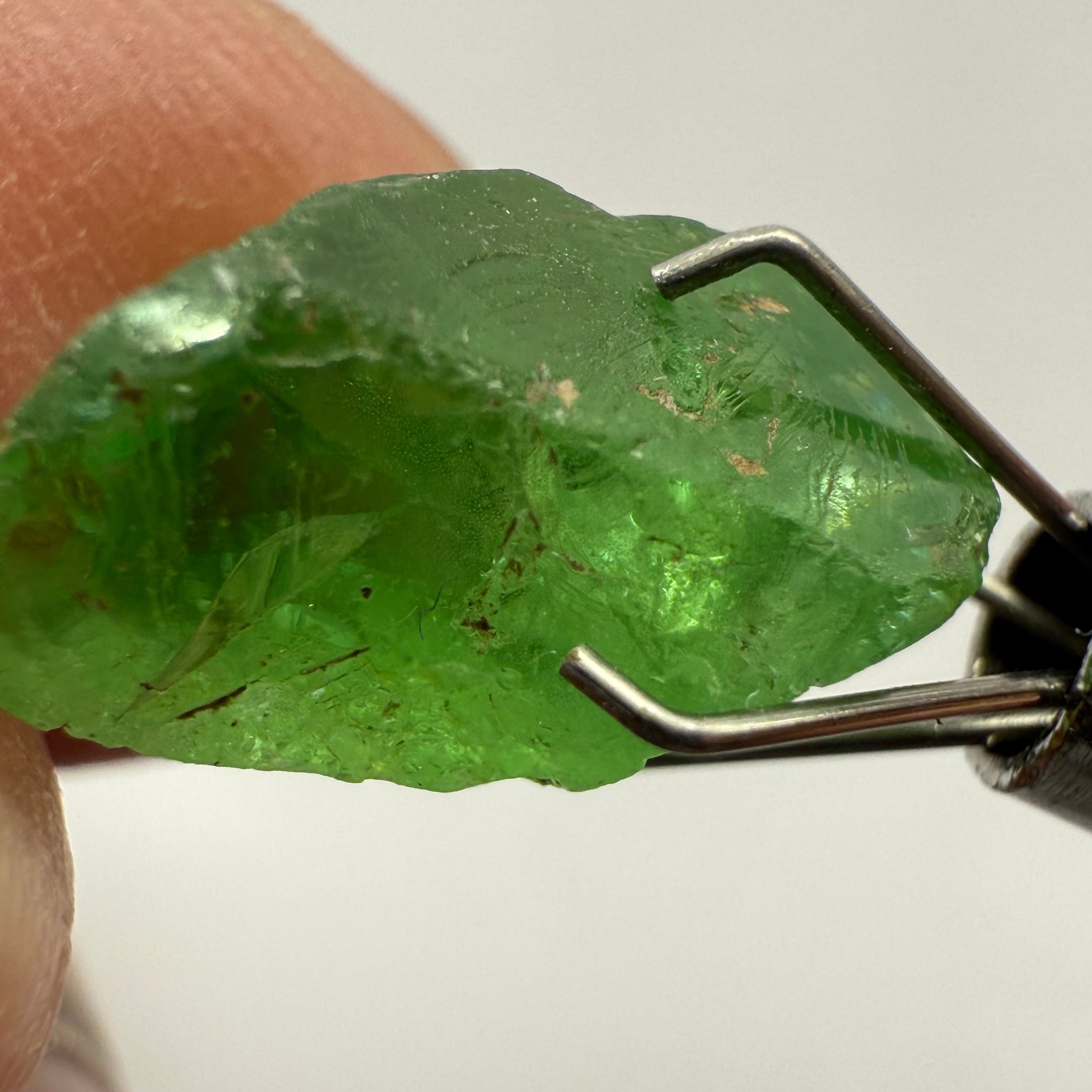 Tsavorite, 8.34ct, Tanzania, Untreated Unheated, cracks and veils in the stone, have a look at the video for positioning