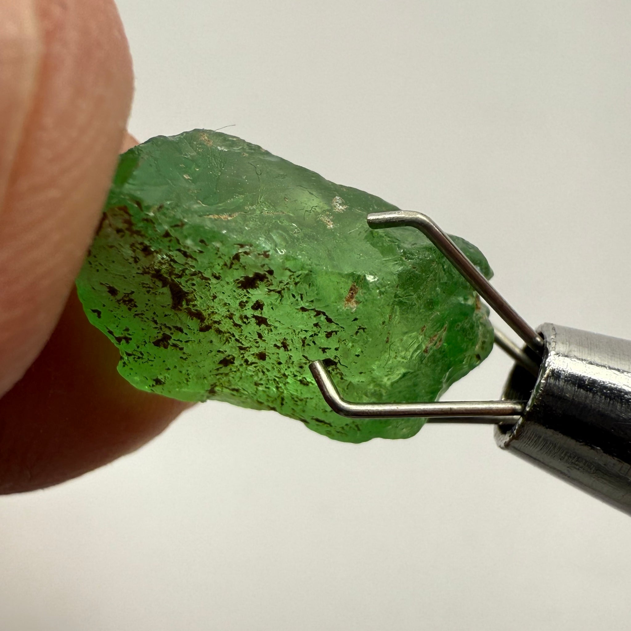 Tsavorite, 8.34ct, Tanzania, Untreated Unheated, cracks and veils in the stone, have a look at the video for positioning