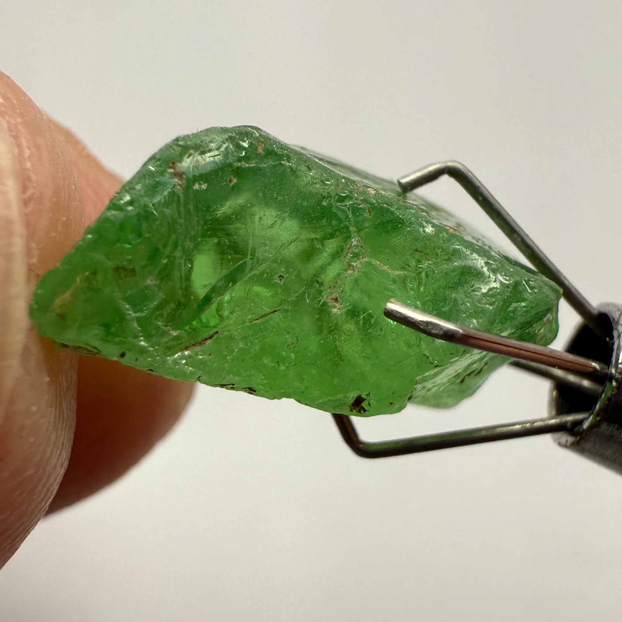 Tsavorite, 8.34ct, Tanzania, Untreated Unheated, cracks and veils in the stone, have a look at the video for positioning