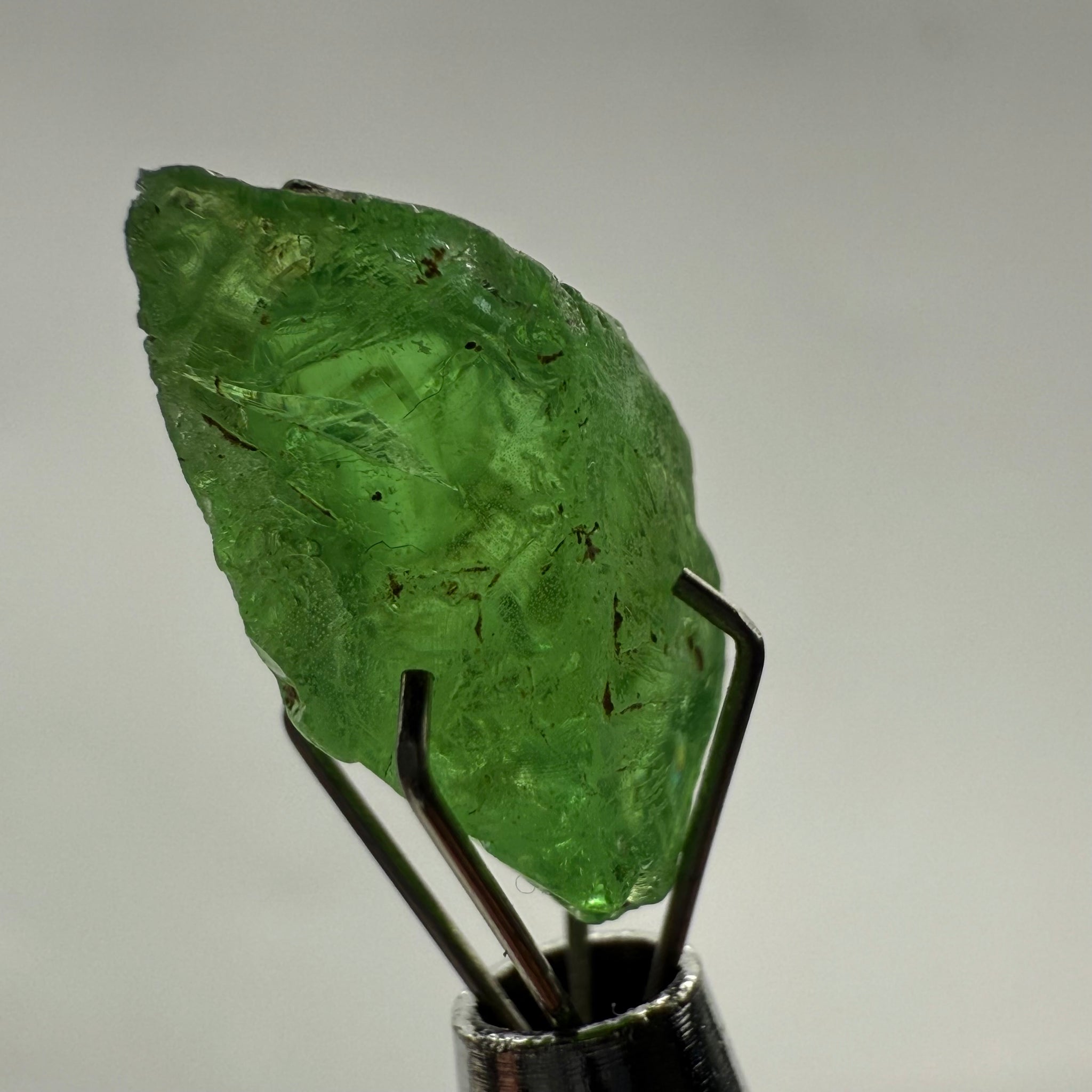 Tsavorite, 8.34ct, Tanzania, Untreated Unheated, cracks and veils in the stone, have a look at the video for positioning
