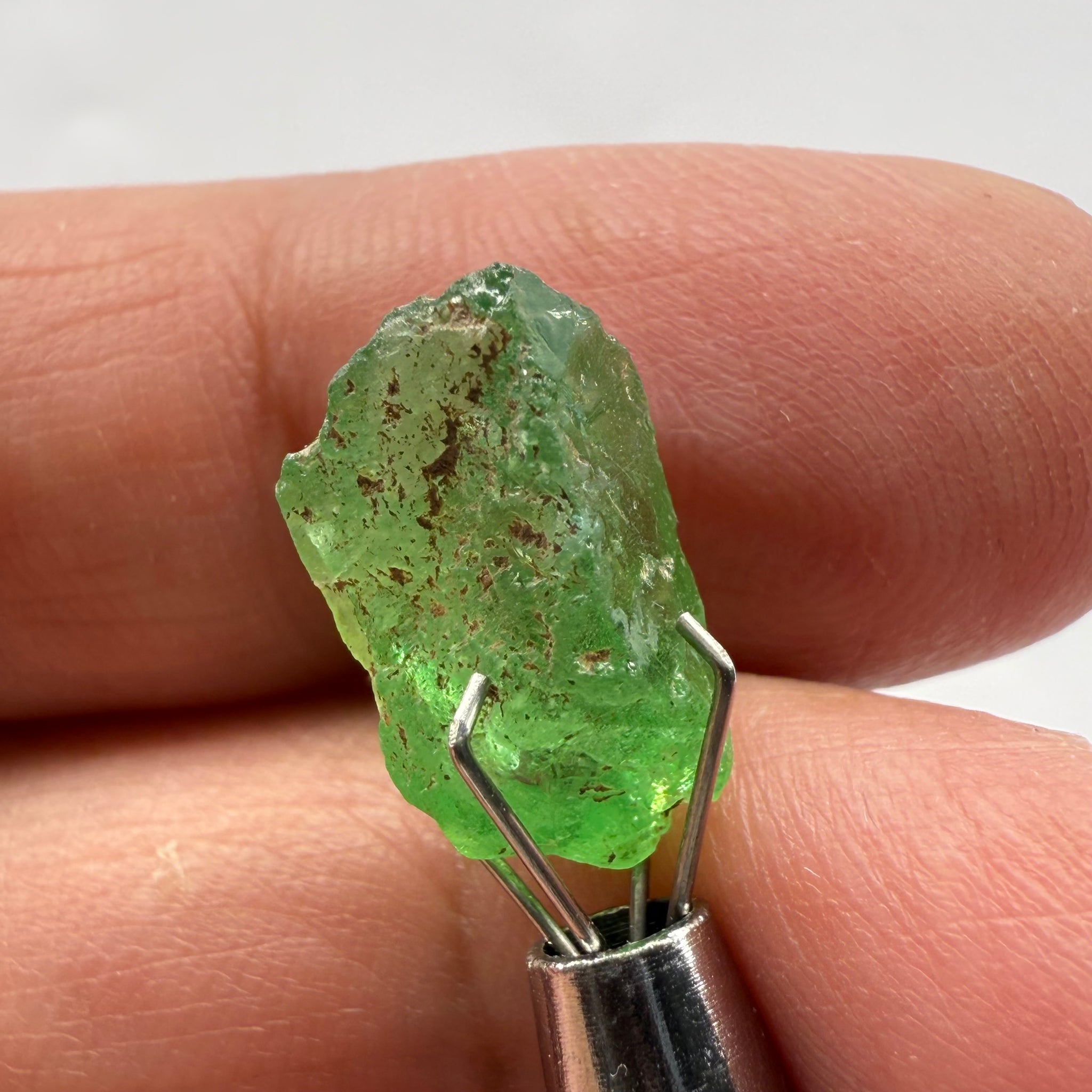 Tsavorite, 8.34ct, Tanzania, Untreated Unheated, cracks and veils in the stone, have a look at the video for positioning